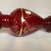 Vase camée et cabochons rouges en verre bordeaux