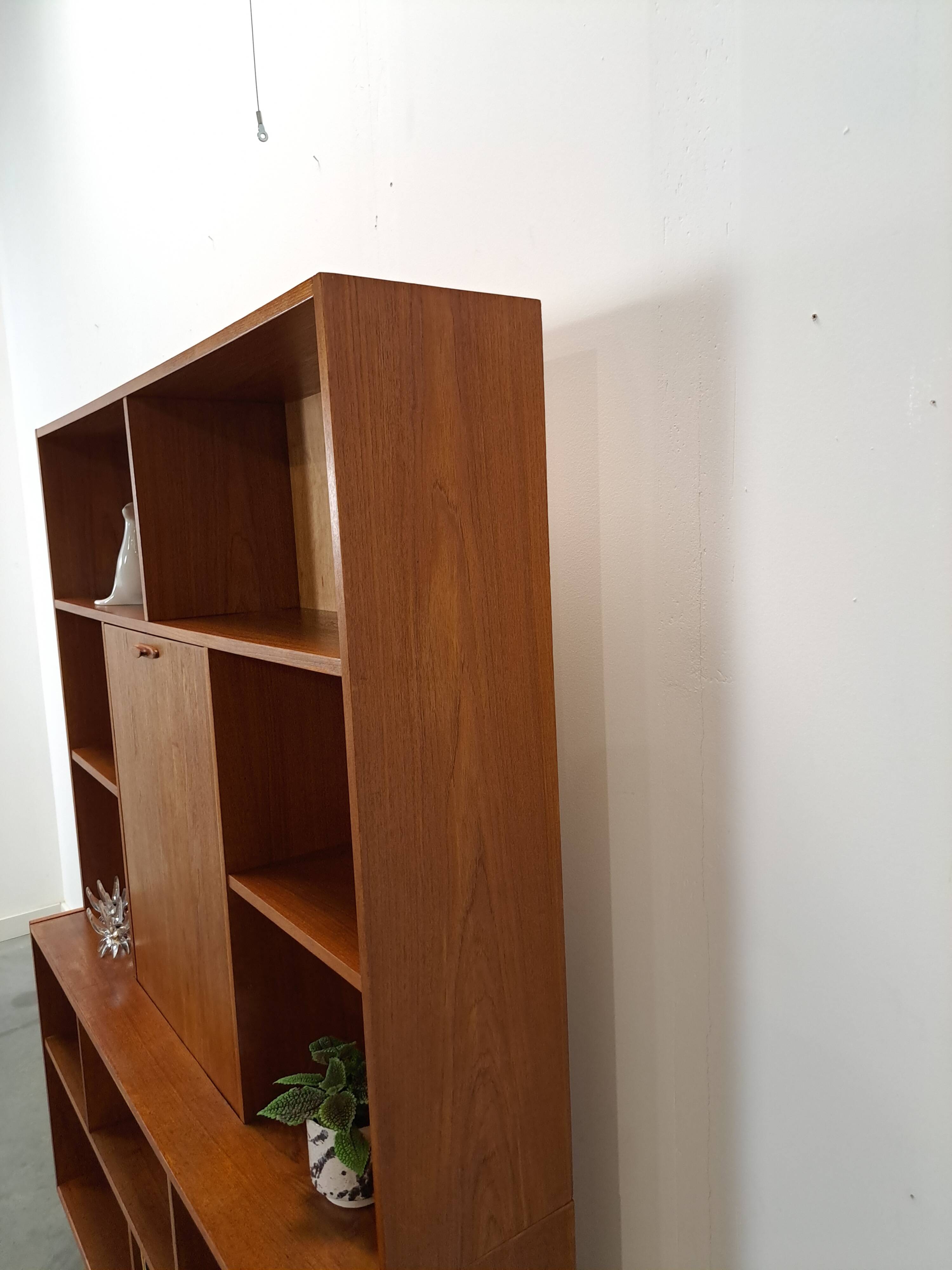 Deens hoge teak vakkenkast met bar vintage wandkast