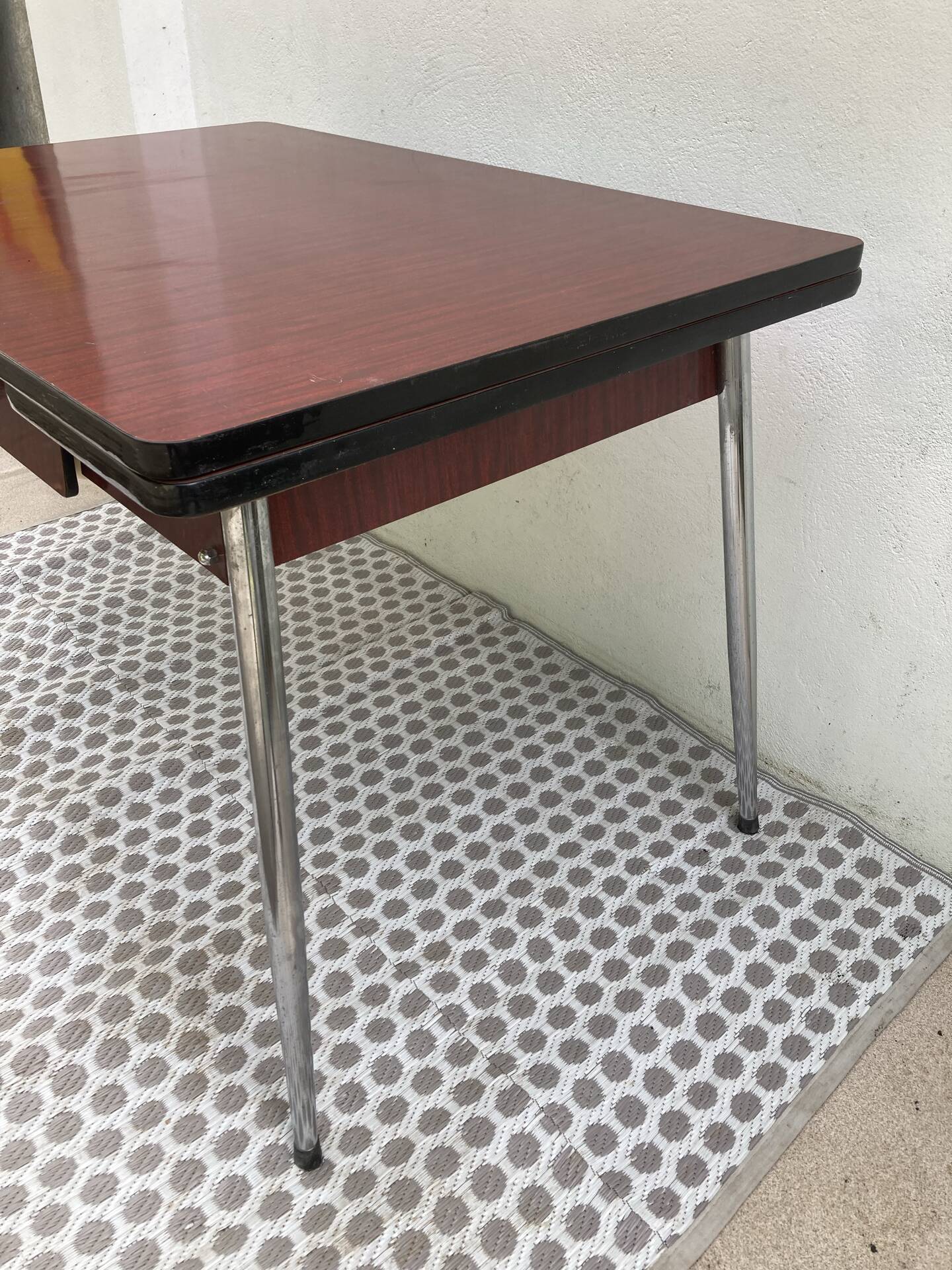 Table Formica jpp couleur lie de vin