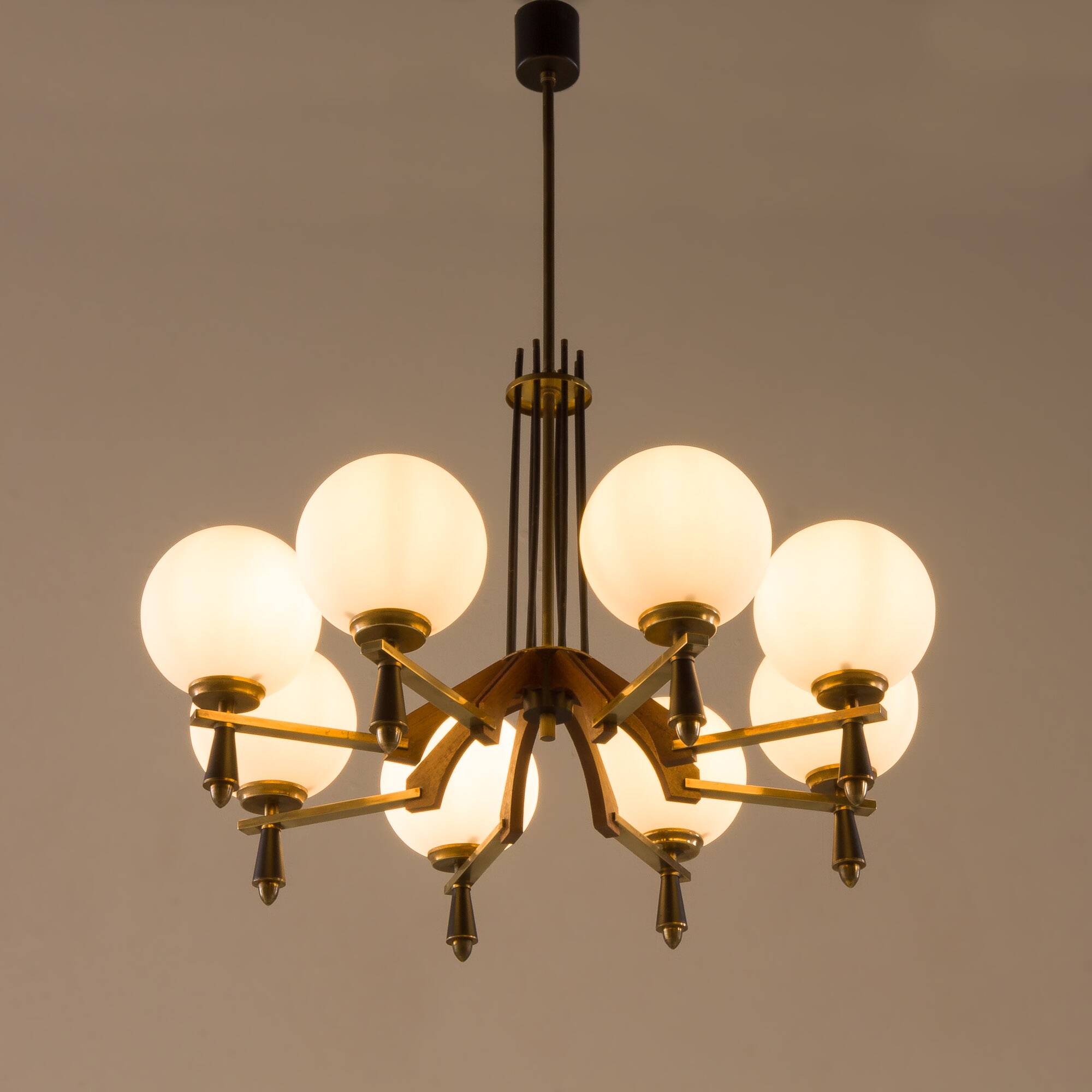 Italian mid-century chandelier in brass and teak, 1960s