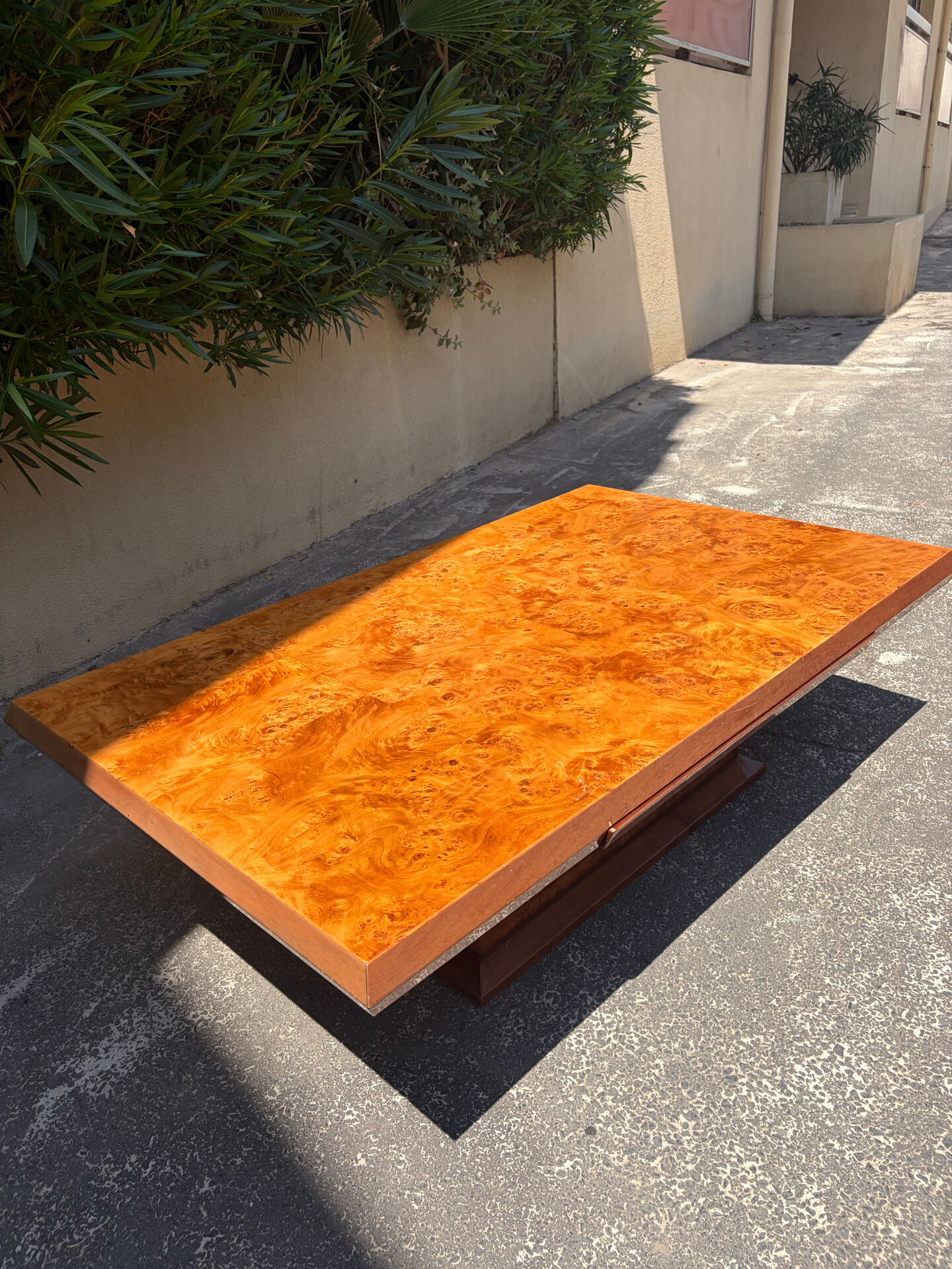 Coffee table in elm burl with 2 mirrored drawers from the 1970s.