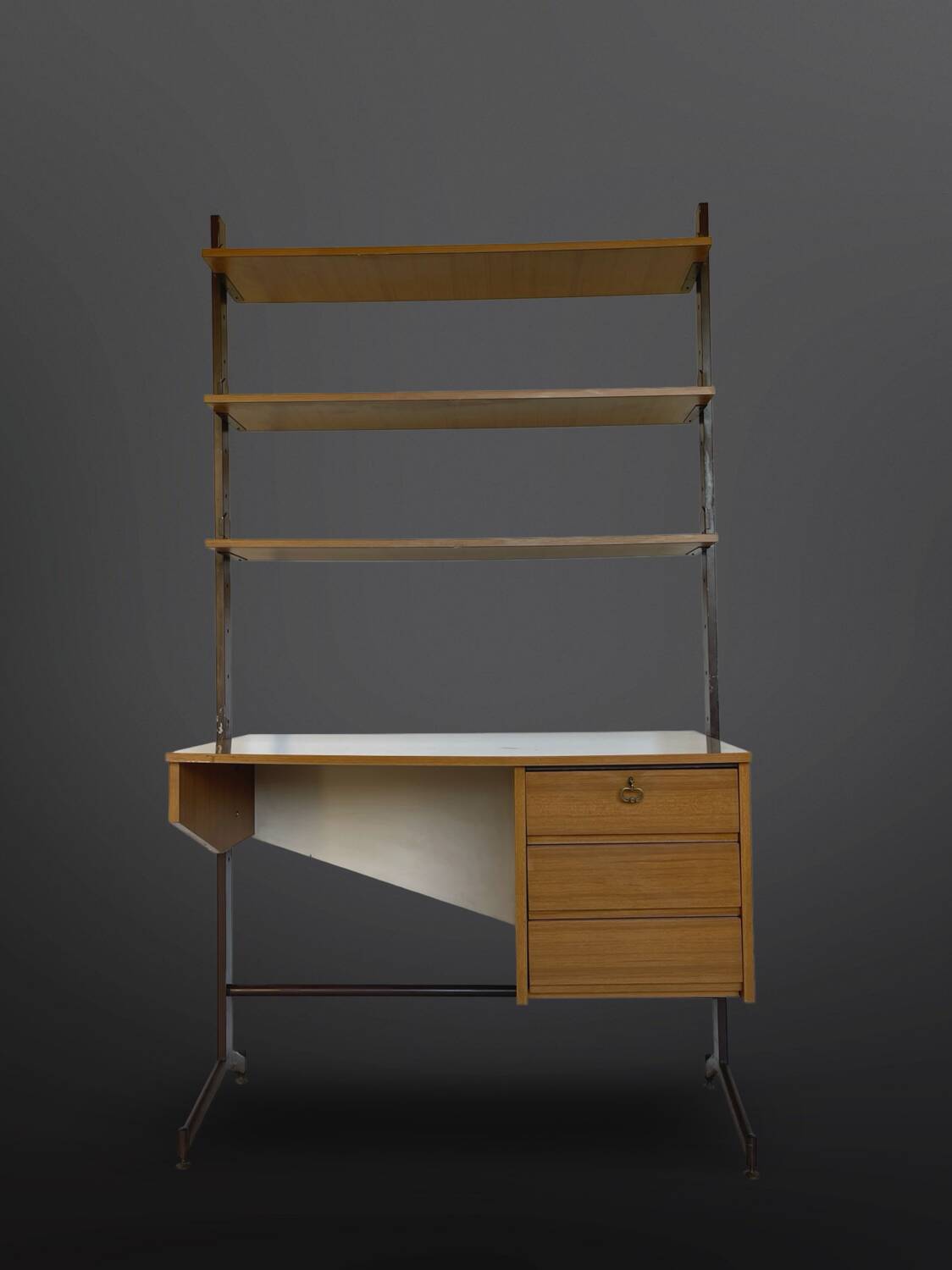 Bibliothèque italienne du milieu du siècle avec bureau.