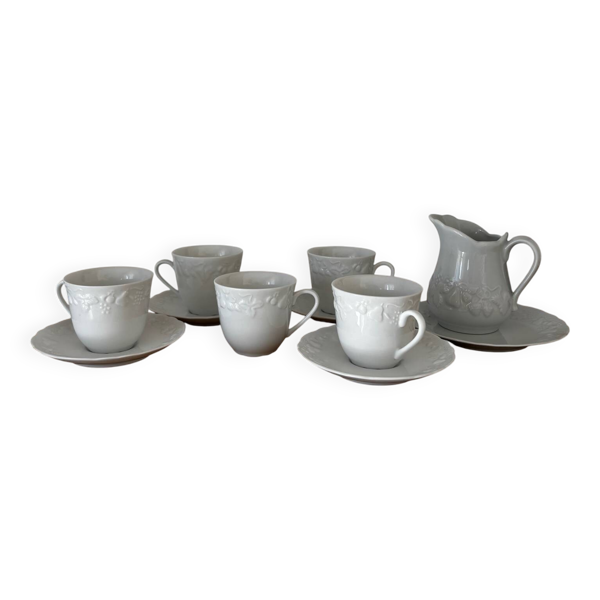 5 tasses 4 soucoupes et un crémier en porcelaine Philippe Deshoulières