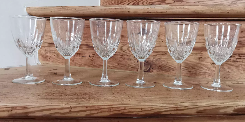 Service de 6 verres à vin ciselés