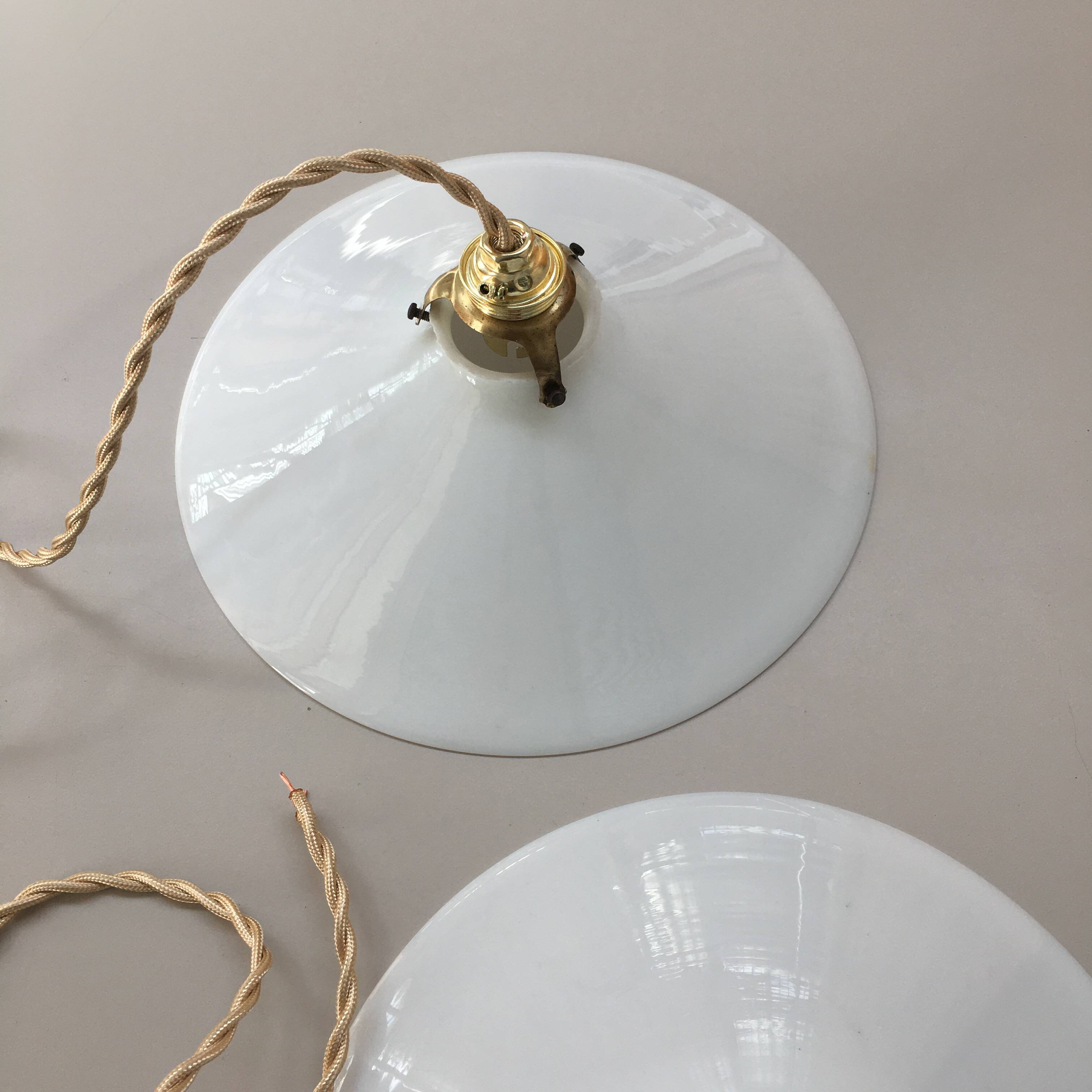 Paire de suspensions vintage en opaline blanche