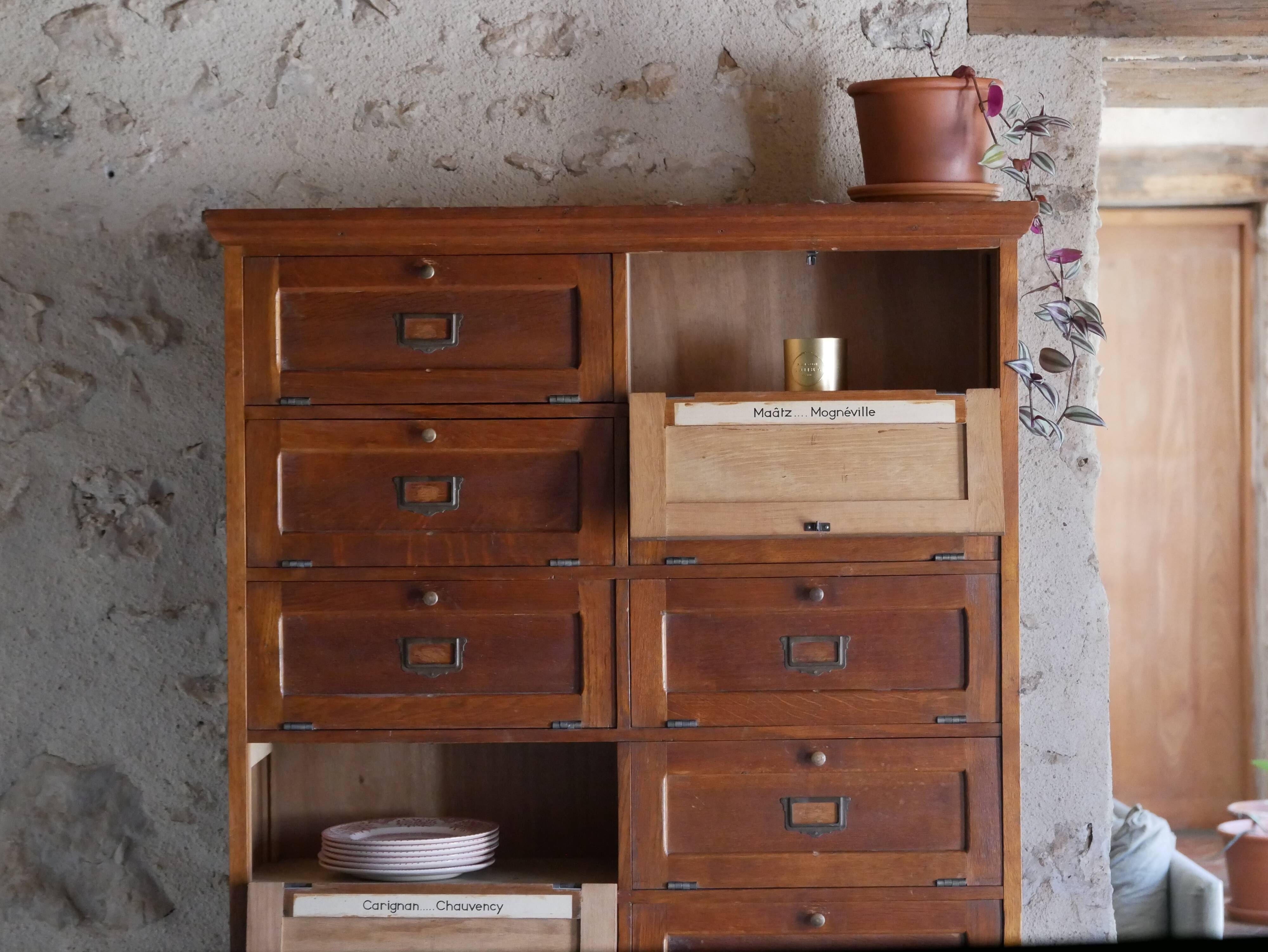 Notary's furniture with clamshells