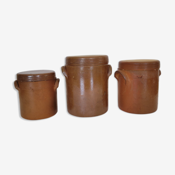 Set of 3 pots with sandstone lids
