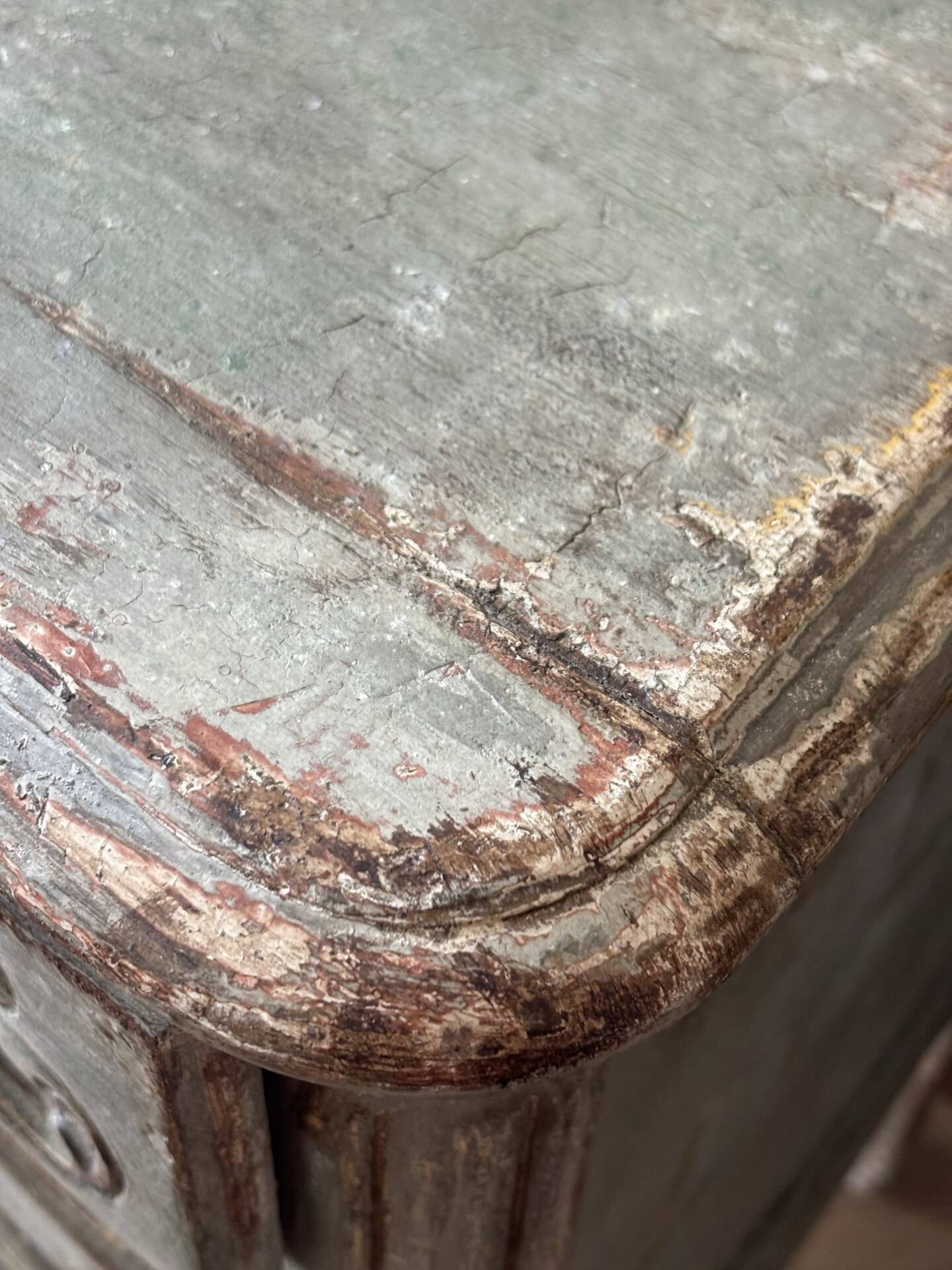 Curved chest of drawers