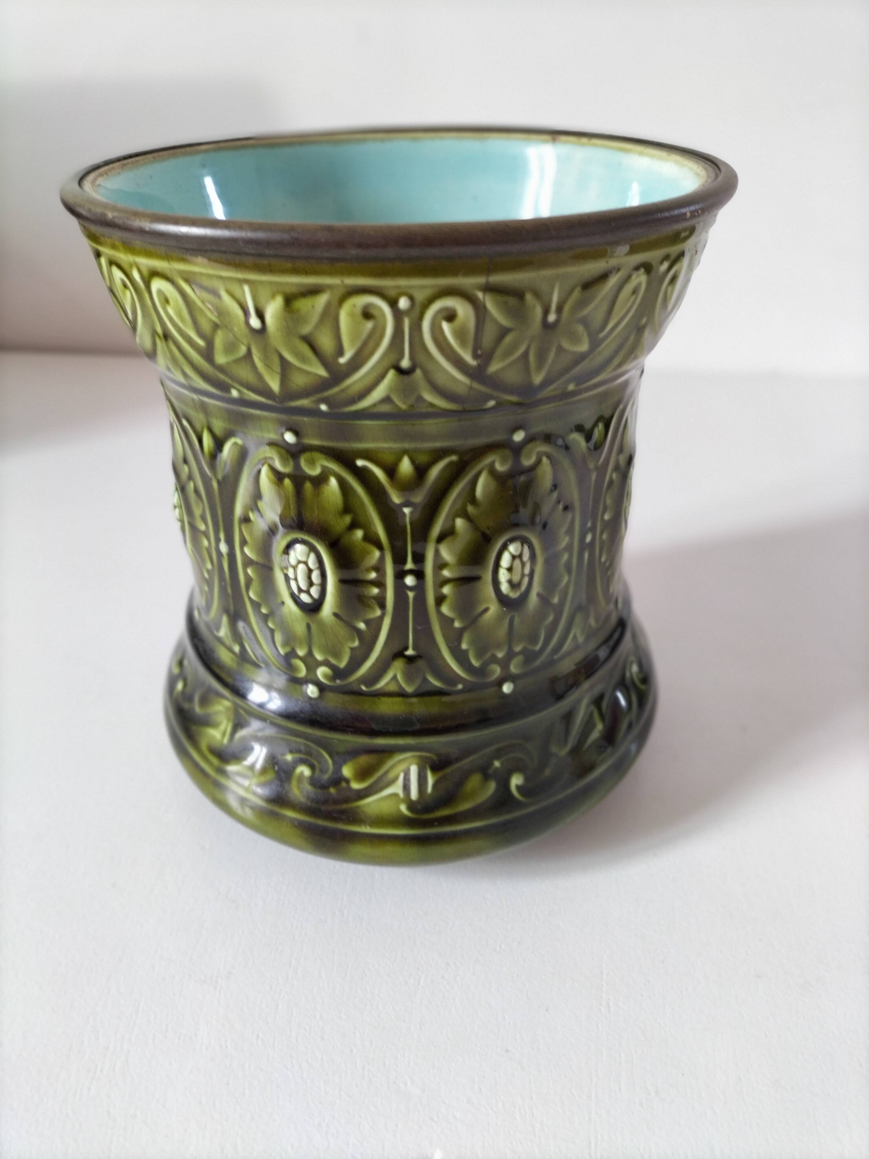 Old Sarreguemines cache-pot in Majolica style with relief decoration.