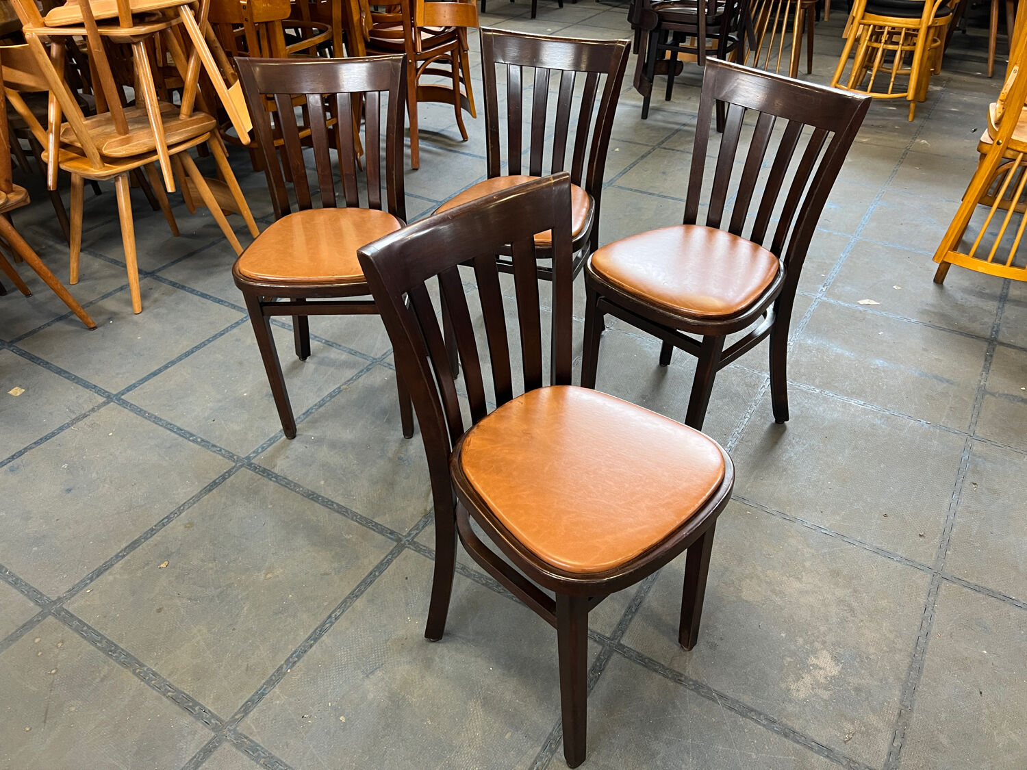 Suite de 4 chaises bistrot