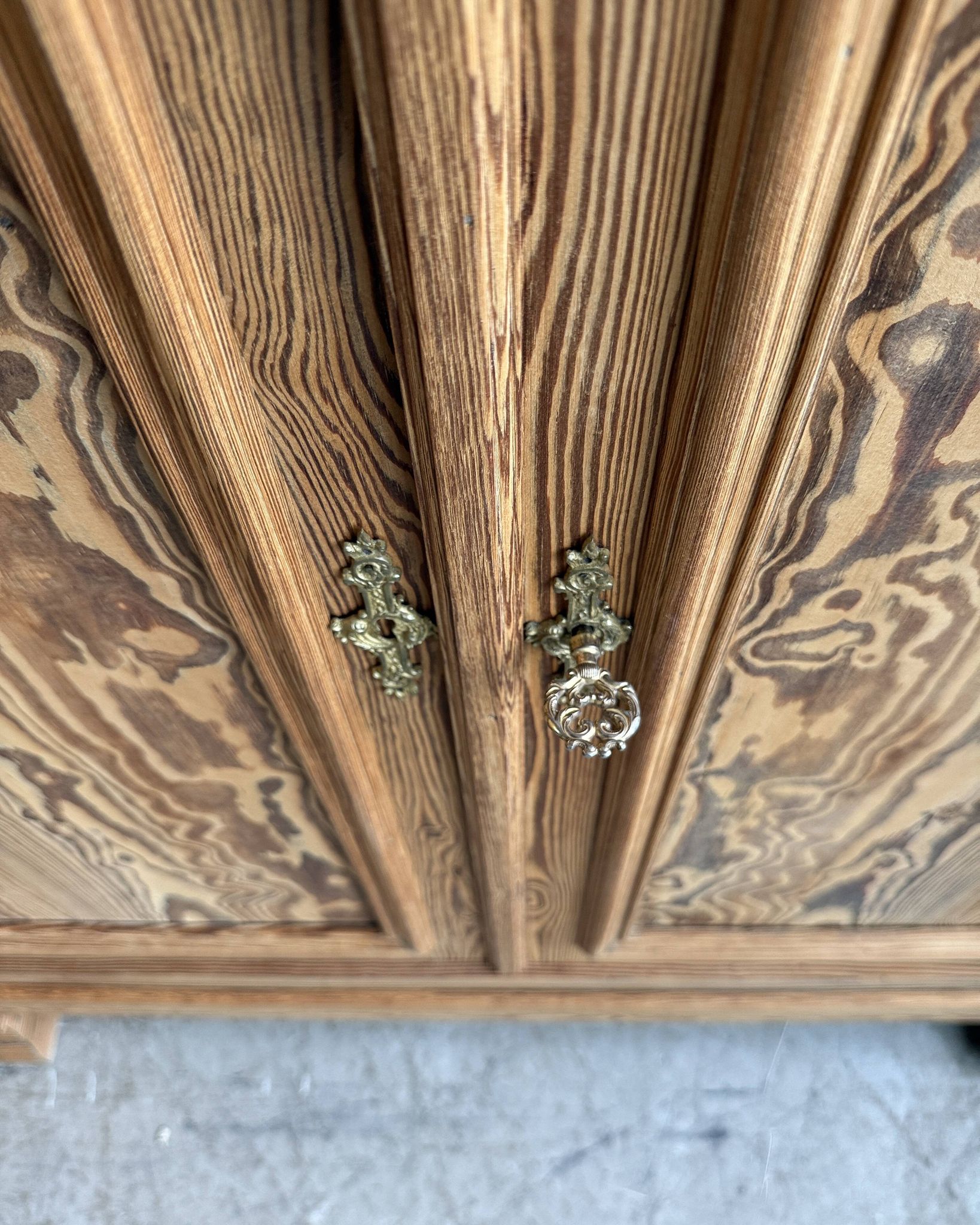Grand Louis-Philippe buffet in pitch pine (renovated)