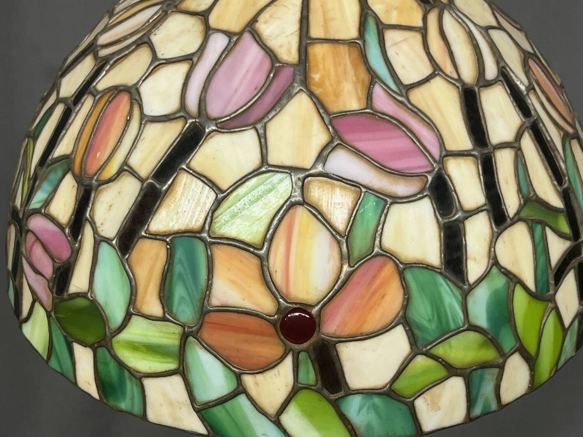 Tiffany-style pendant suspension.