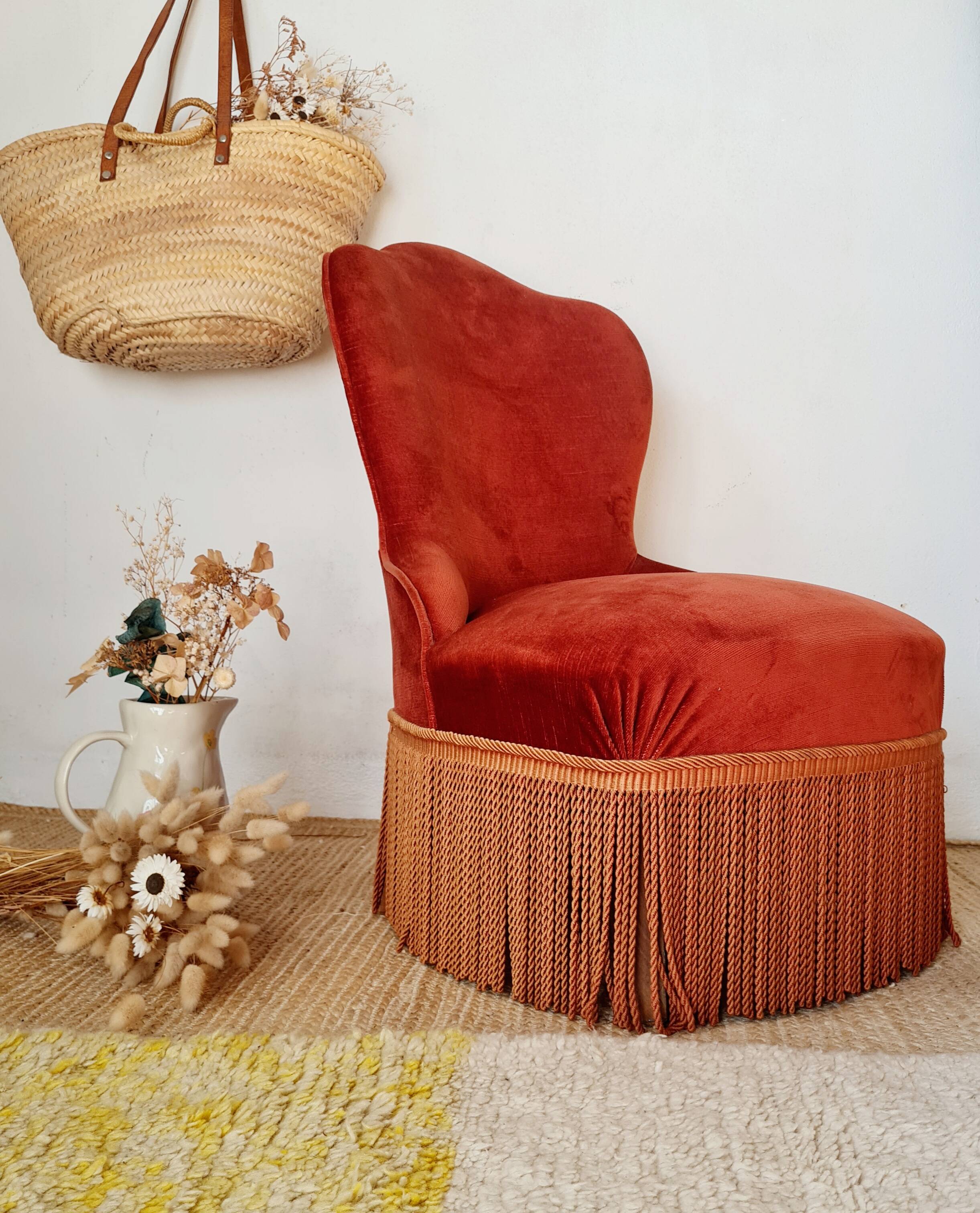 Red velvet toad armchair with fringes