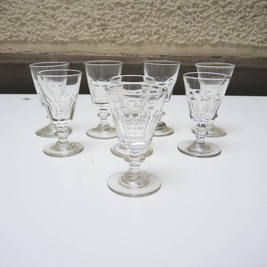 8 anciens verres à pied en cristal de style Caton