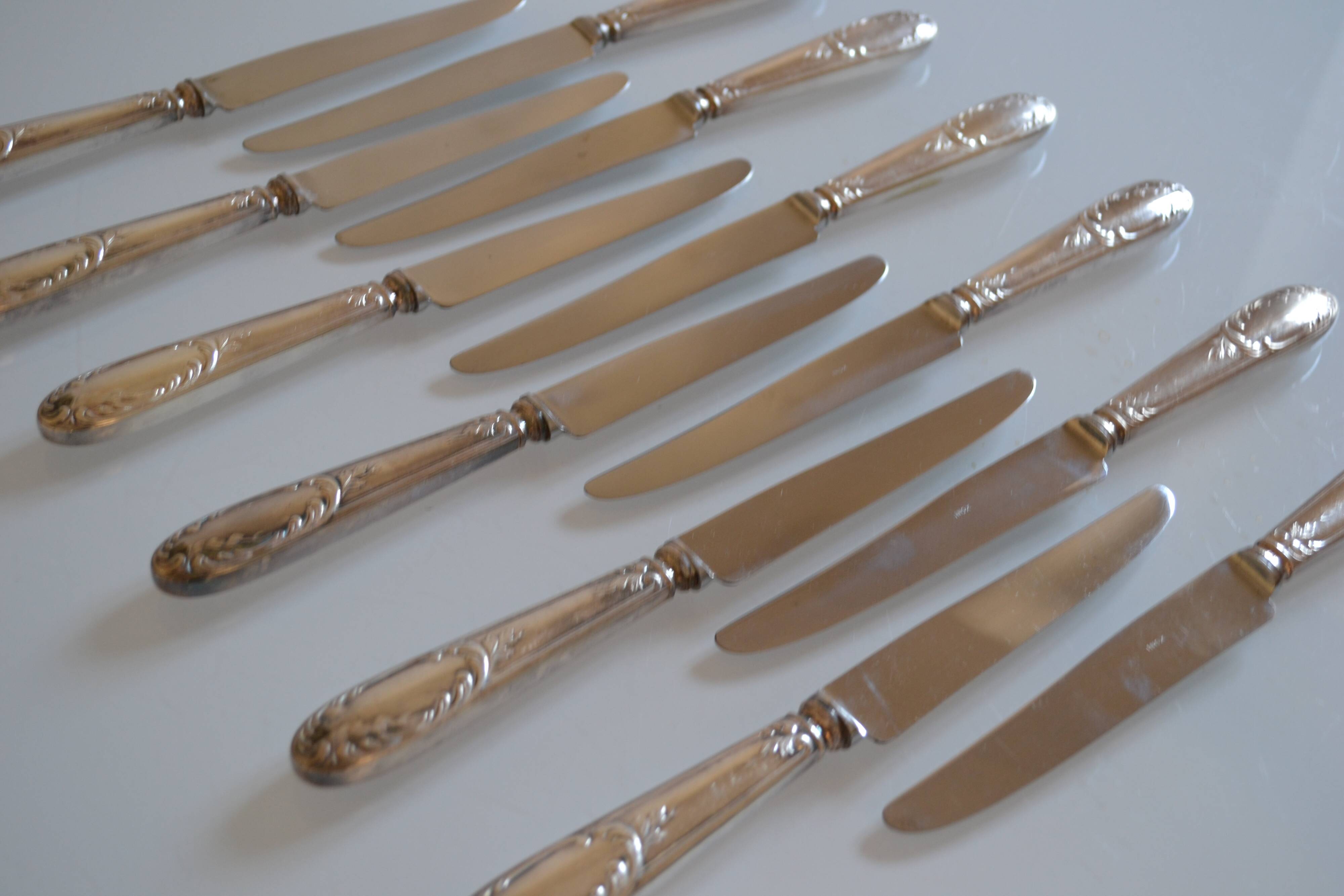 12 silver metal table knives 25.5 cm