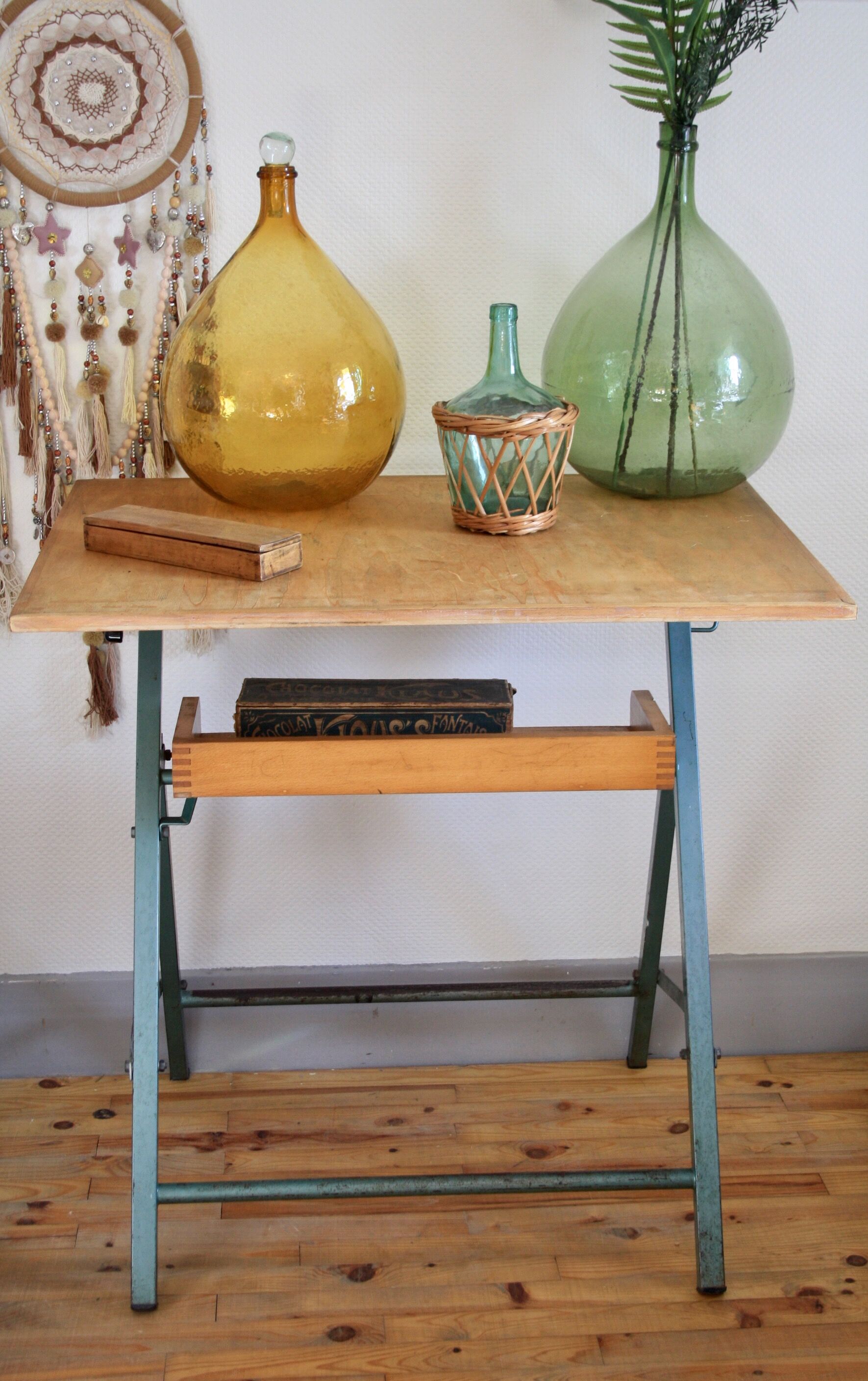 Adjustable drawing table