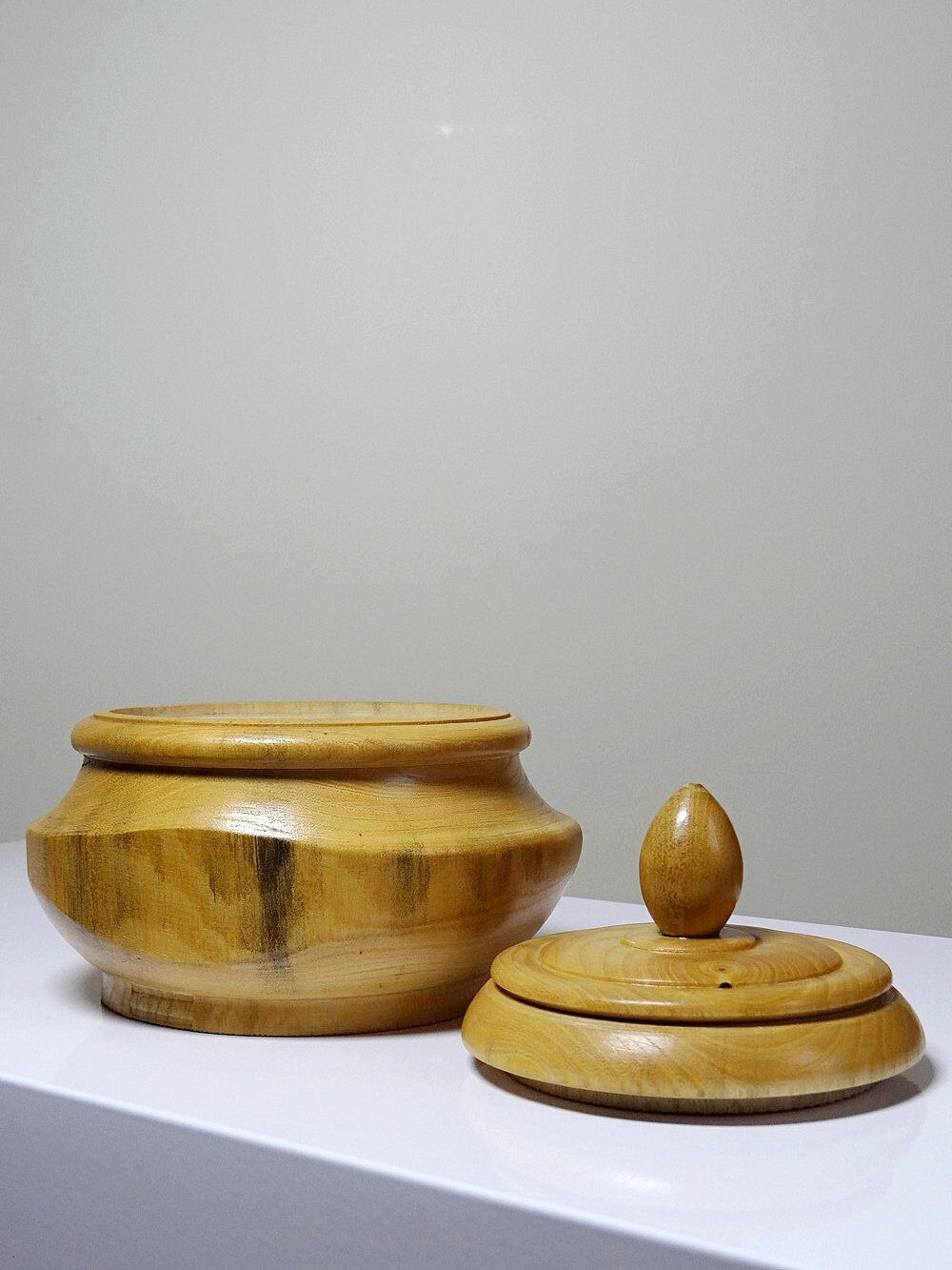 Boîte en bois tourné clair vintage