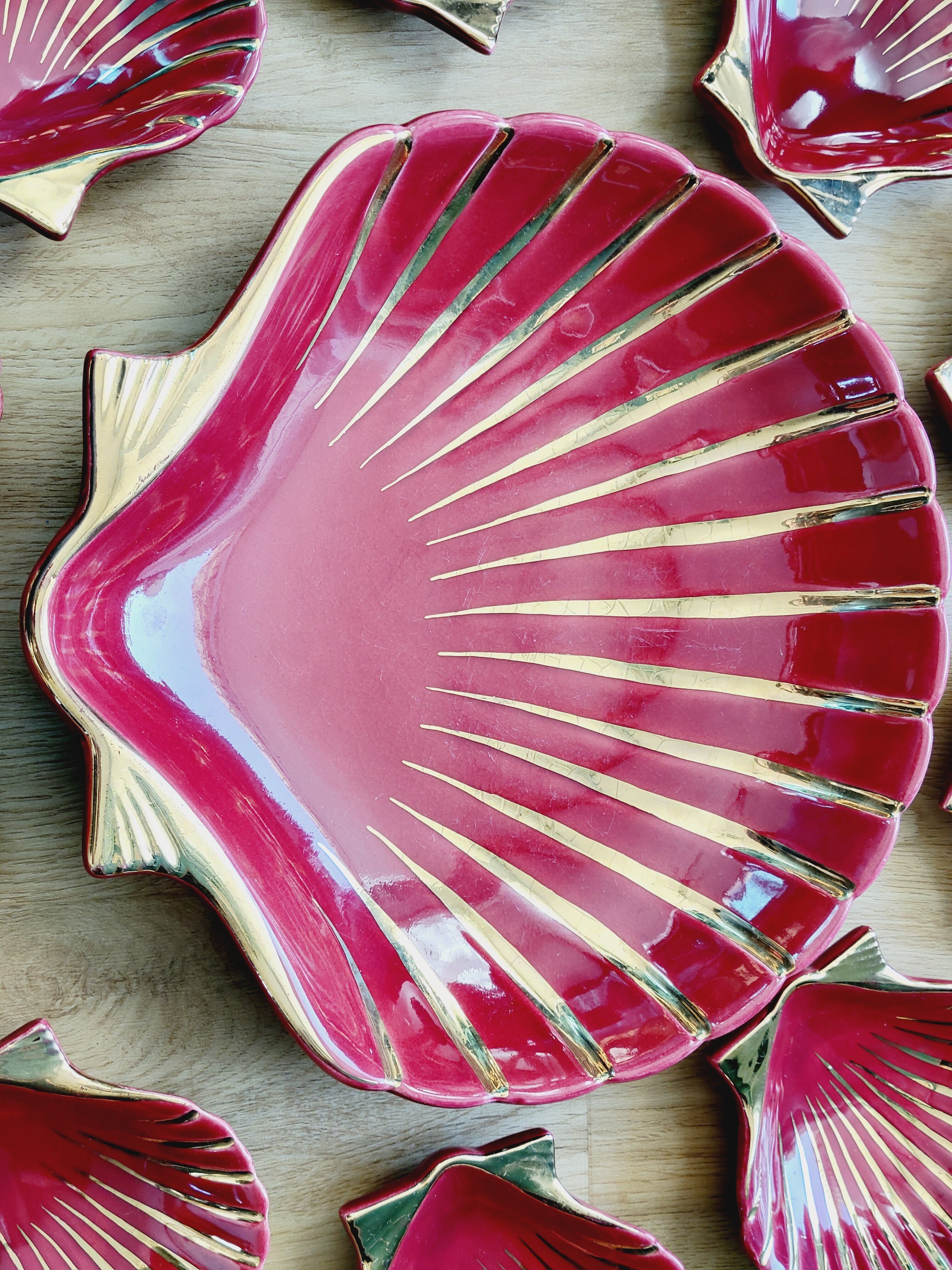 Proceram Aubagne service in red and gilded ceramic shell St Jacques 1950