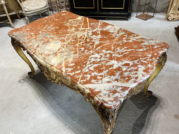 Table de milieu en bois doré d’époque napoléon iii dessus de marbre rouge