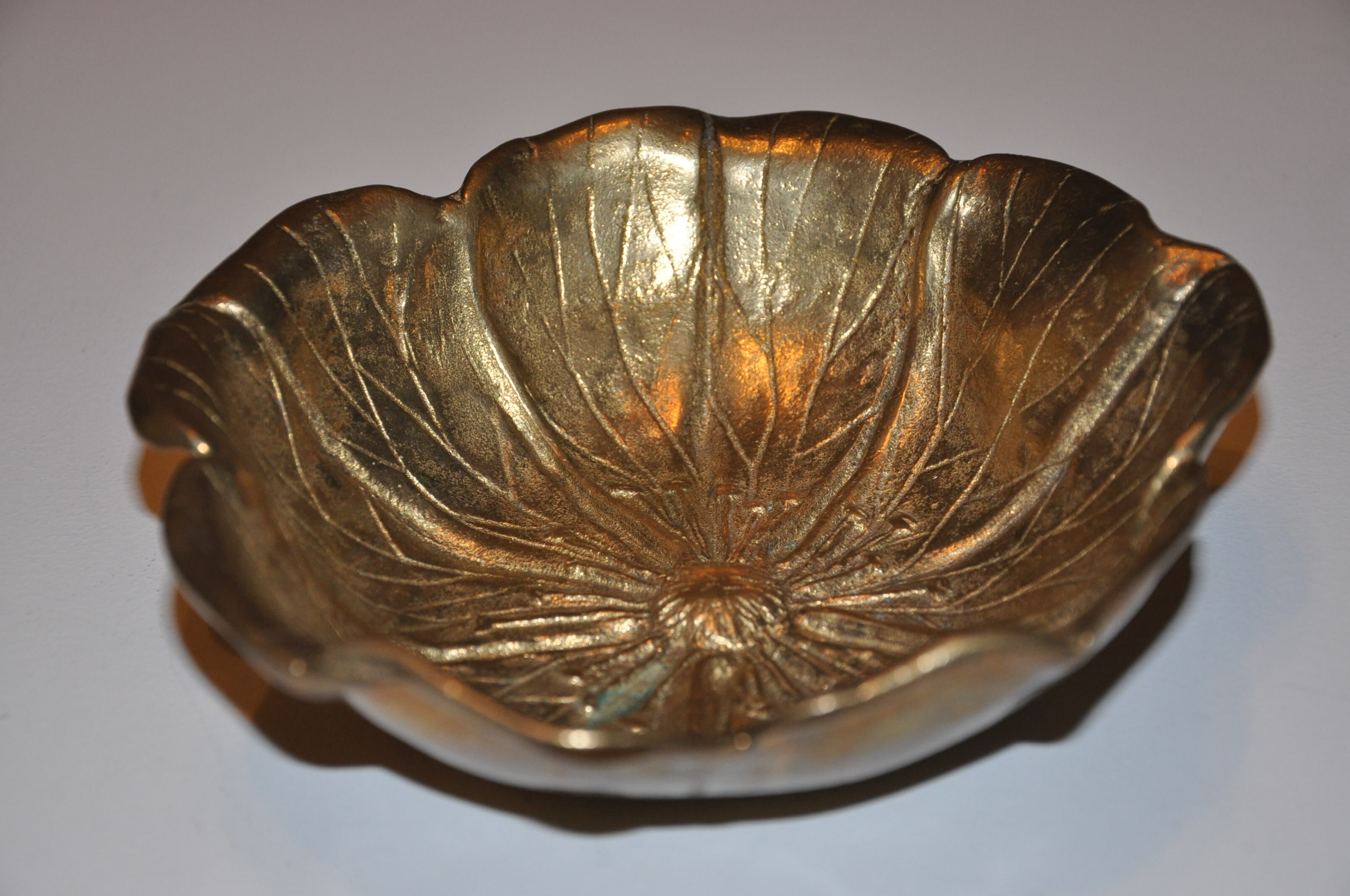 Empty-pocket flower in solid brass