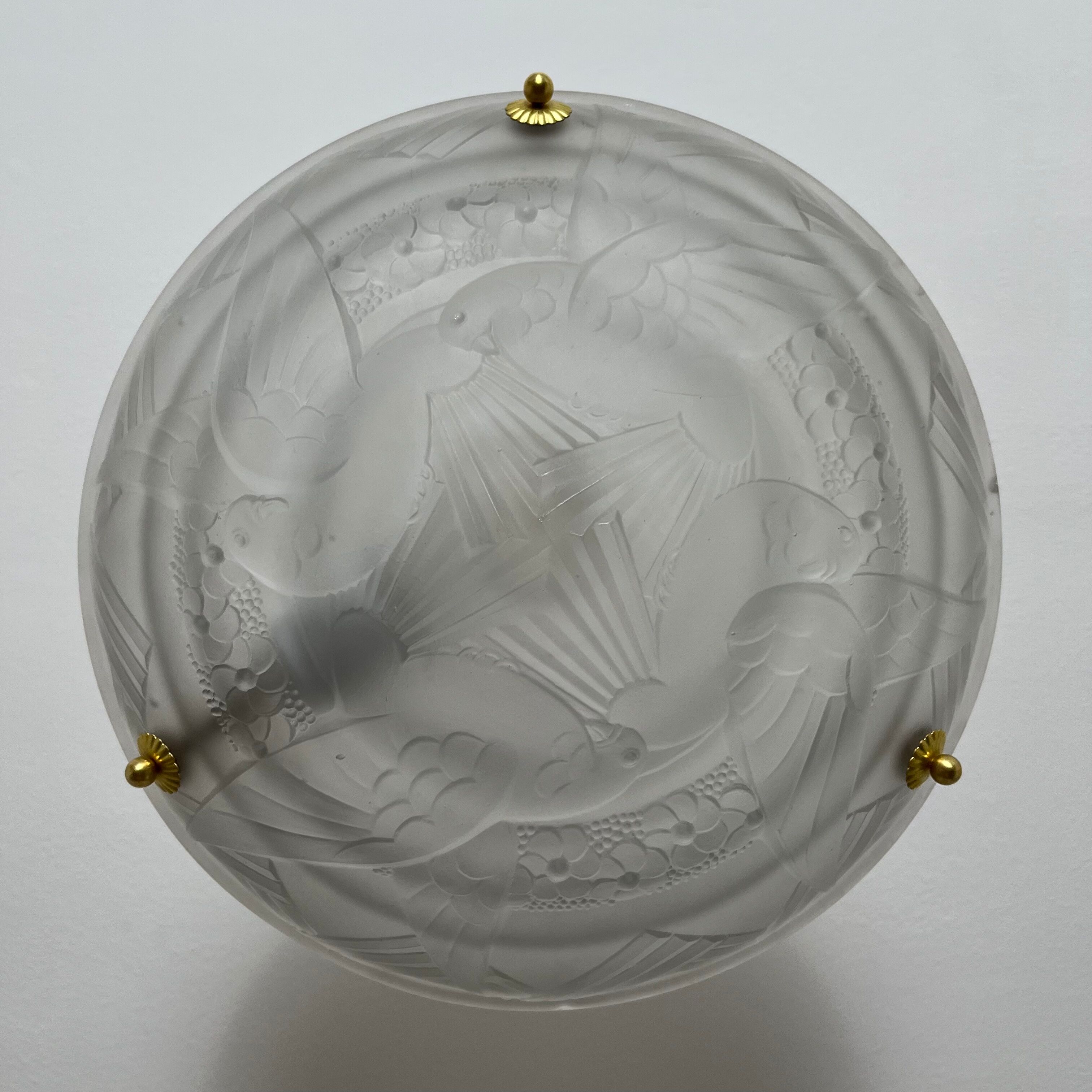 Art Deco washbasin in pressed glass Parakeet décor