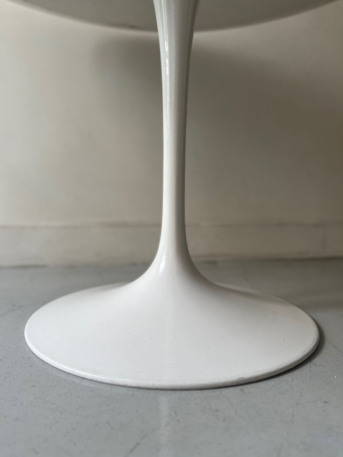White tulip design table by Eero Saarinen for Knoll International, 1970
