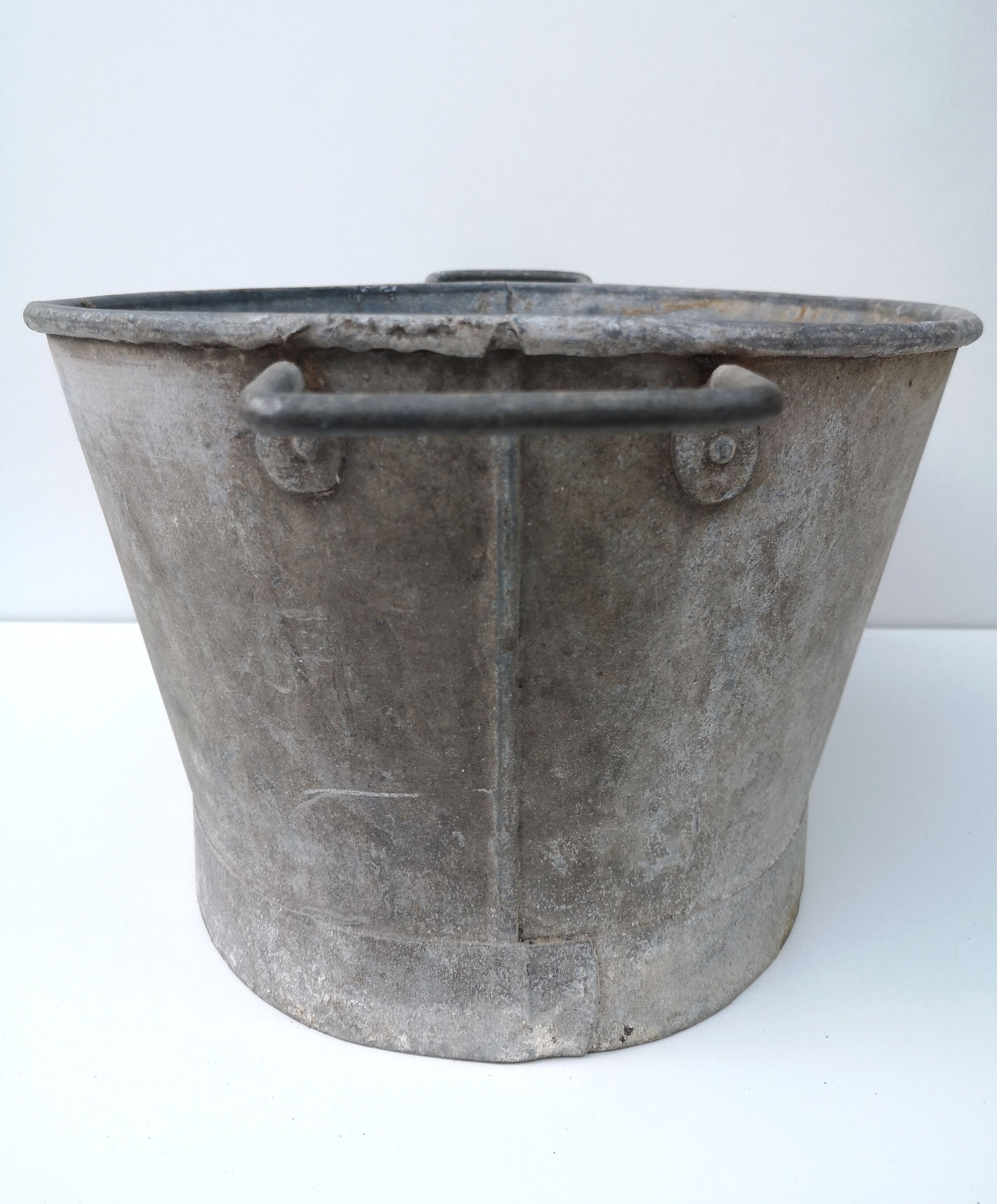 Galvanized basin / zinc