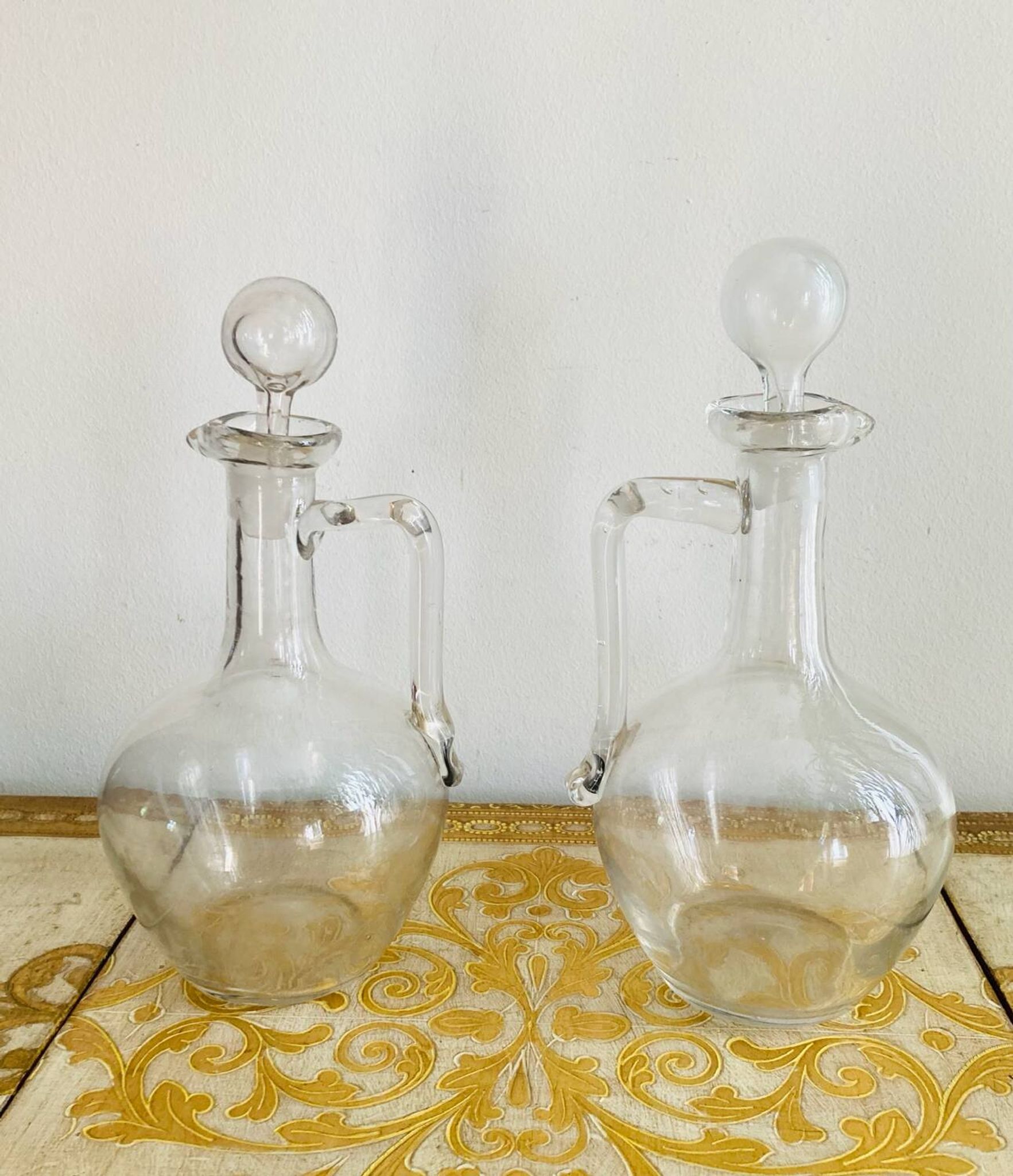 Wine pitchers or carafes in glass from the 19th century.