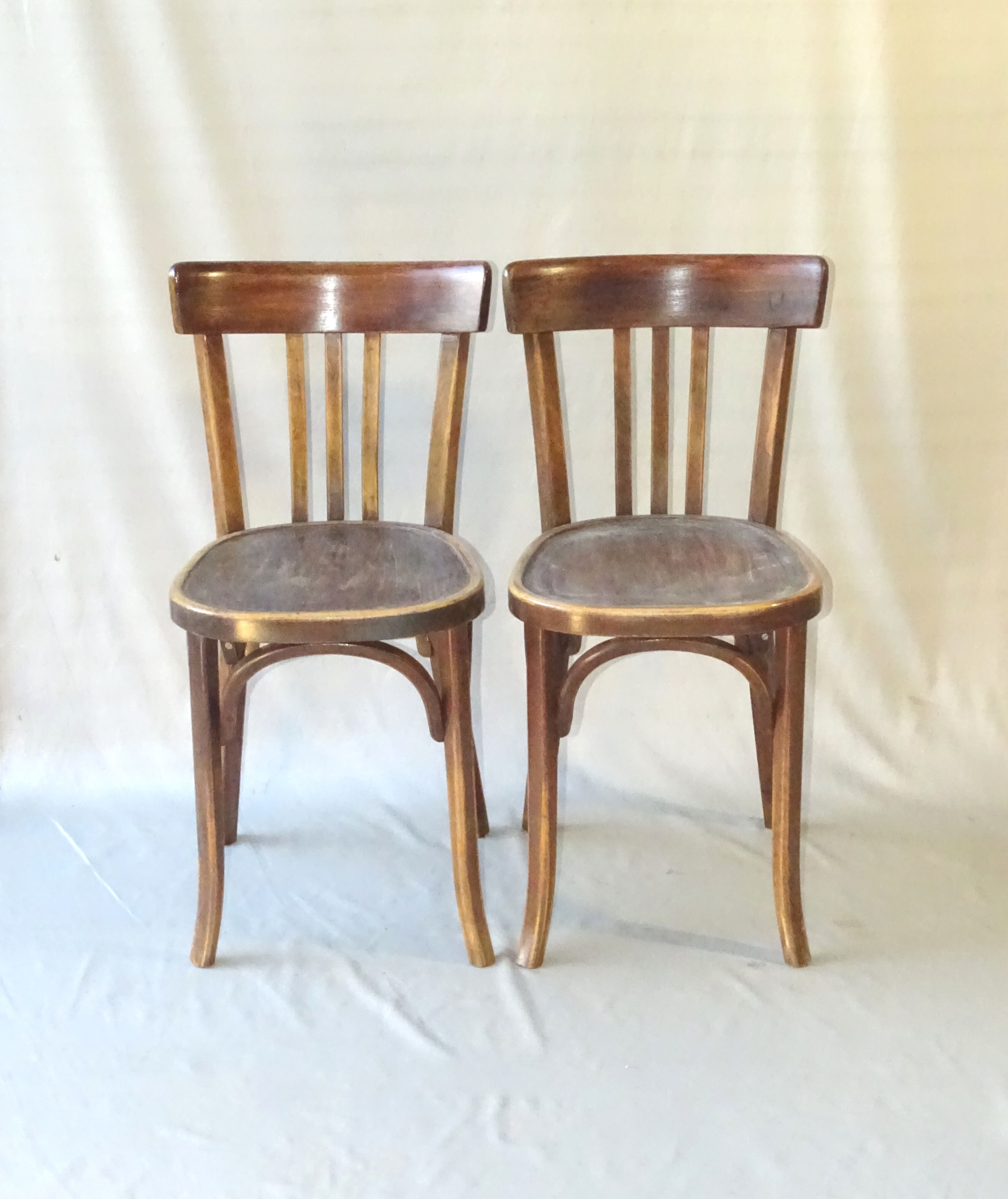 Paire de chaises bistrot Baumann 1955 assise bois