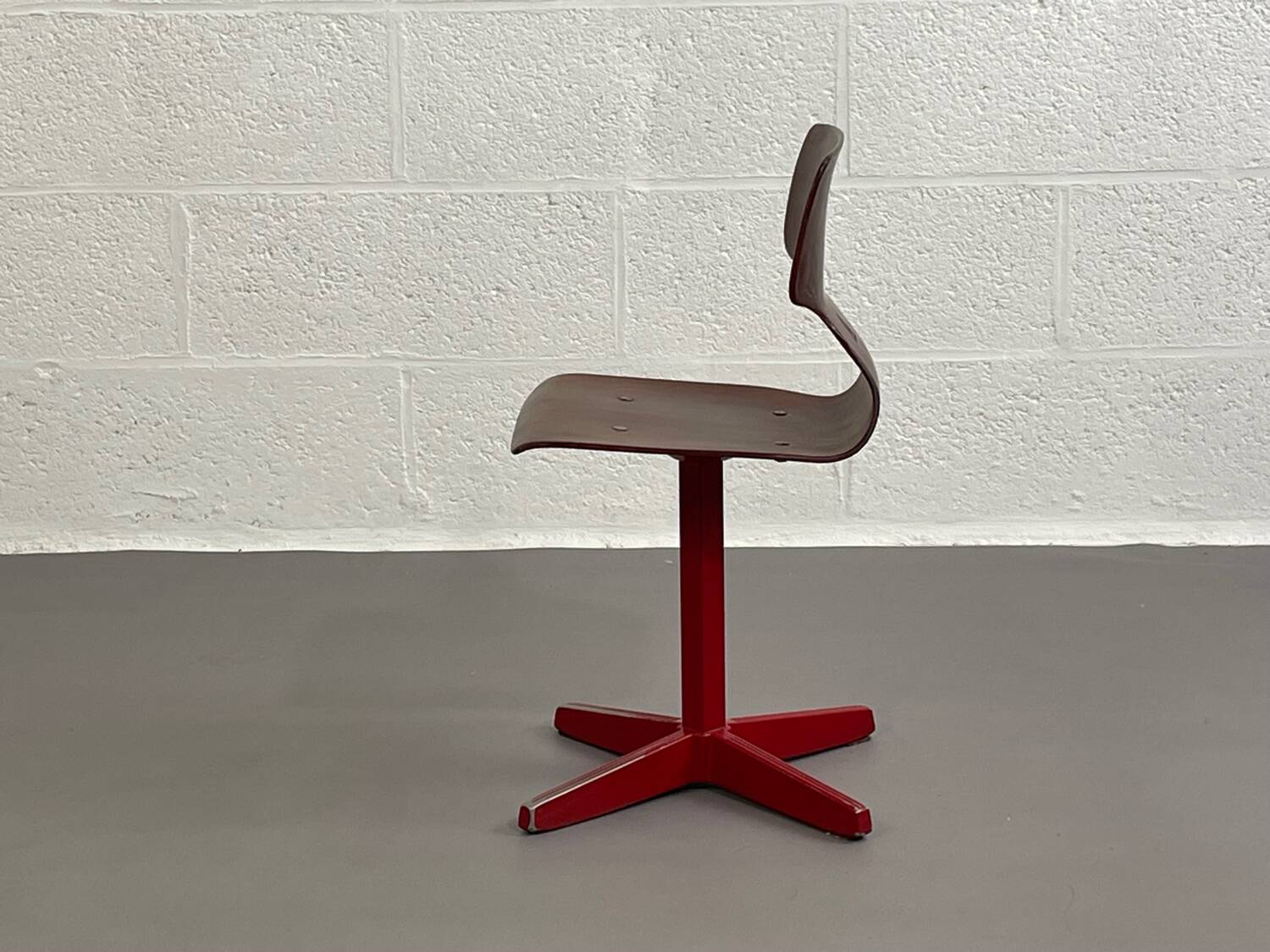 Galvanitas school chair