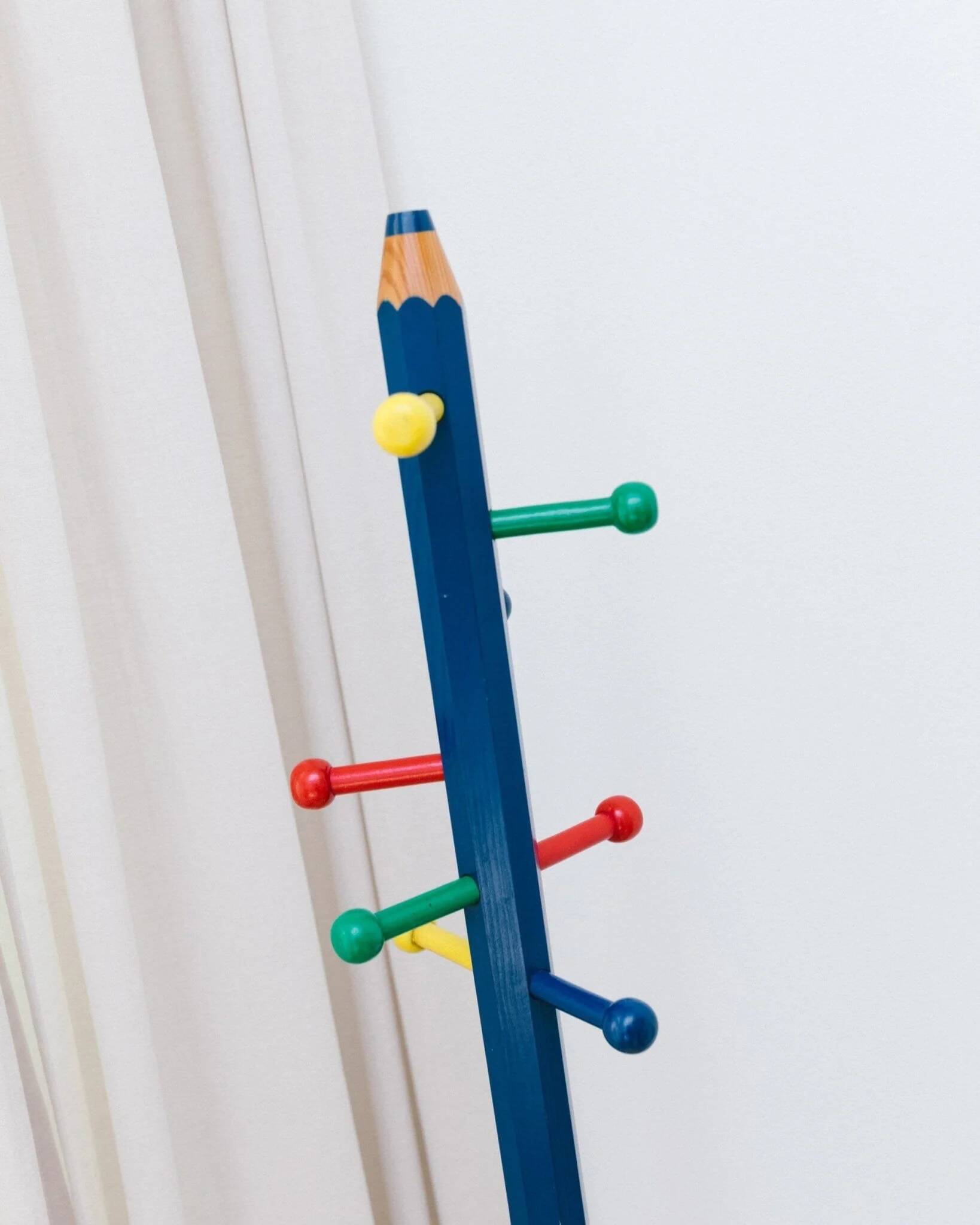 Vintage 1980s coat rack in the shape of a pencil - Pierre Sala style - Memphis Pop Art design - 80s 90s