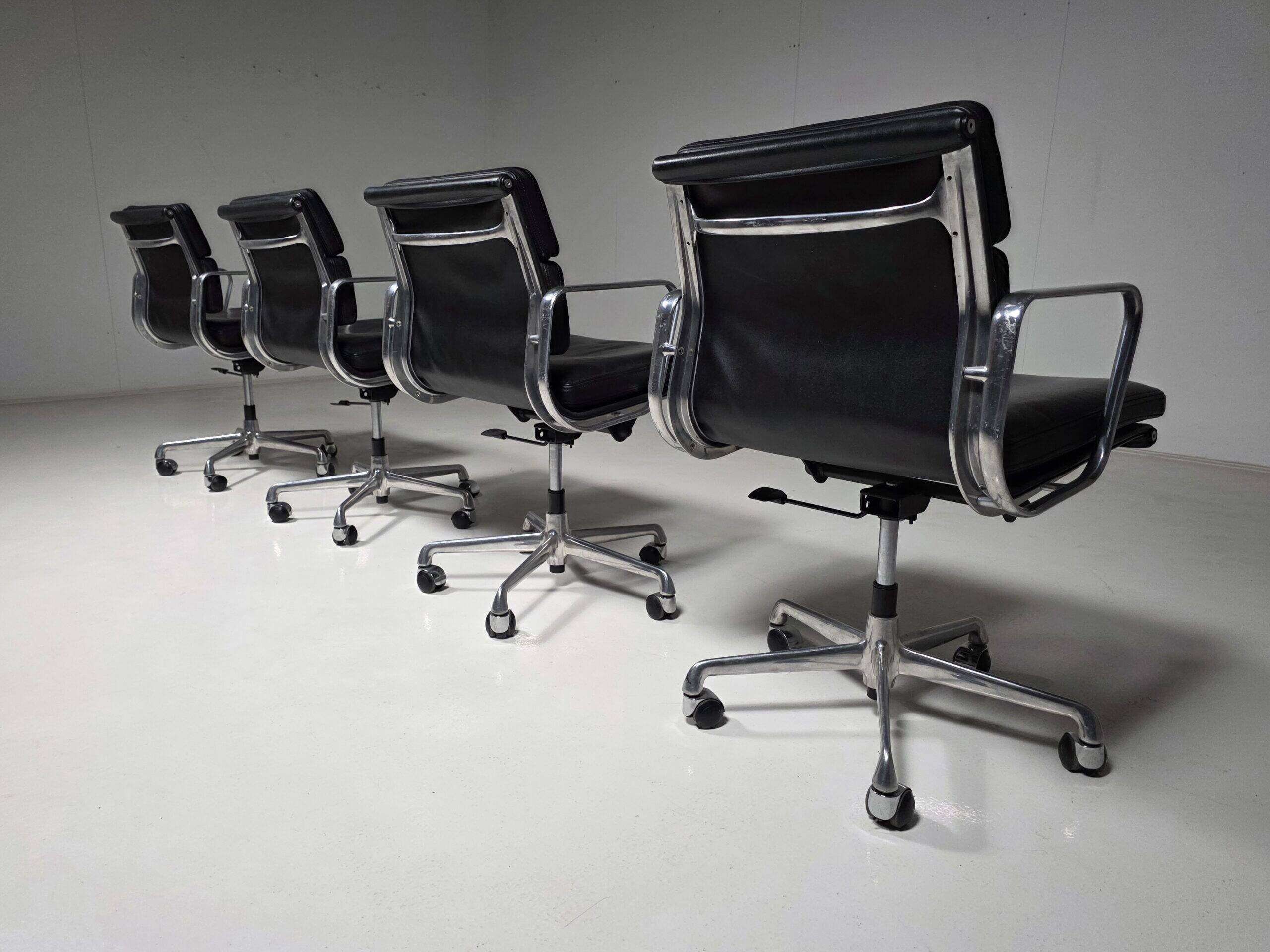 Chaises de bureau EA 217 Soft Pad par Charles et Ray Eames pour ICF, années 1980.