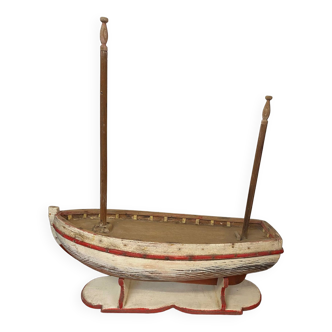 Maquette de bateau en bois cotre breton sur ber jouet d'enfant