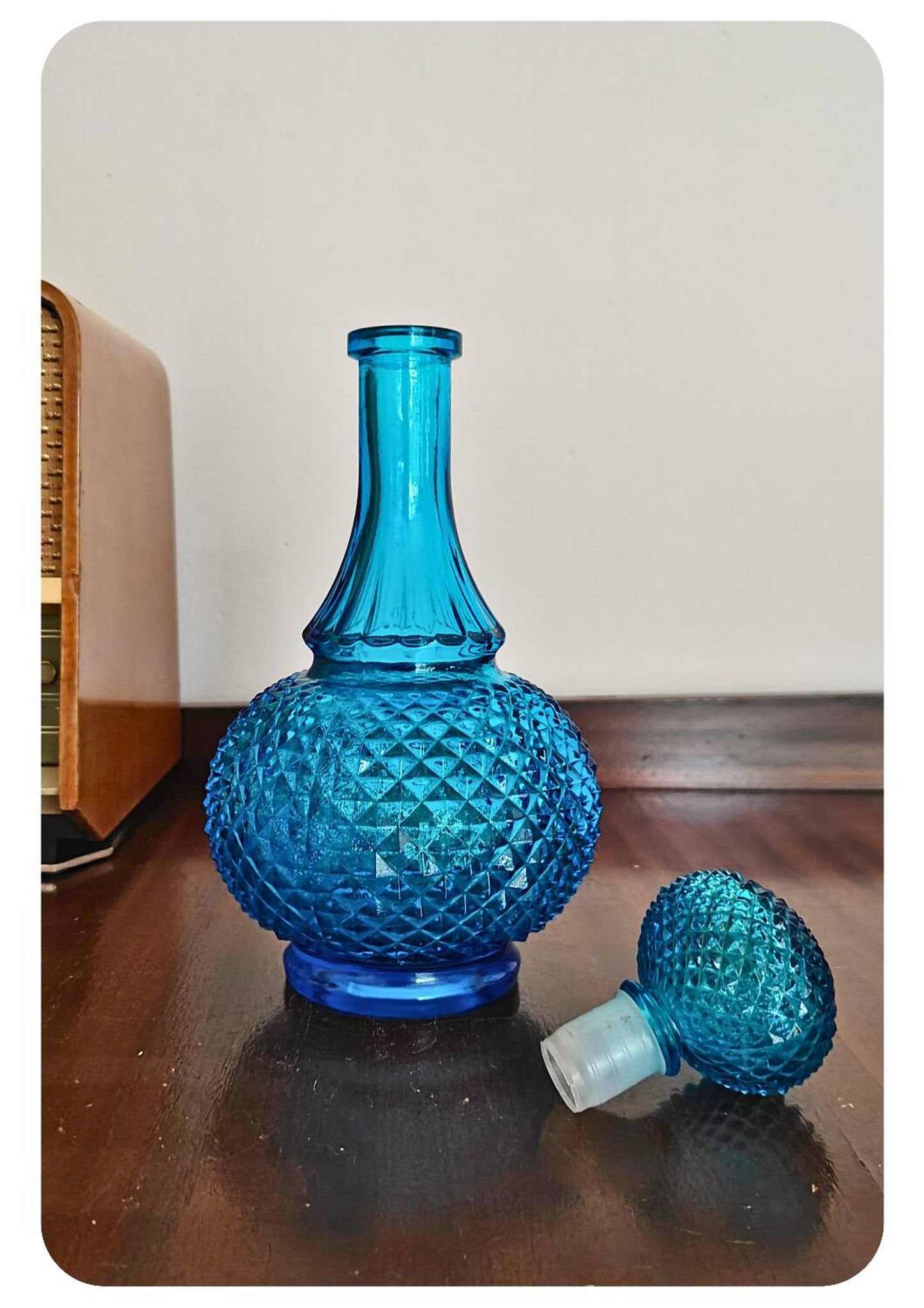Bouteille en verre bleu belge vintage