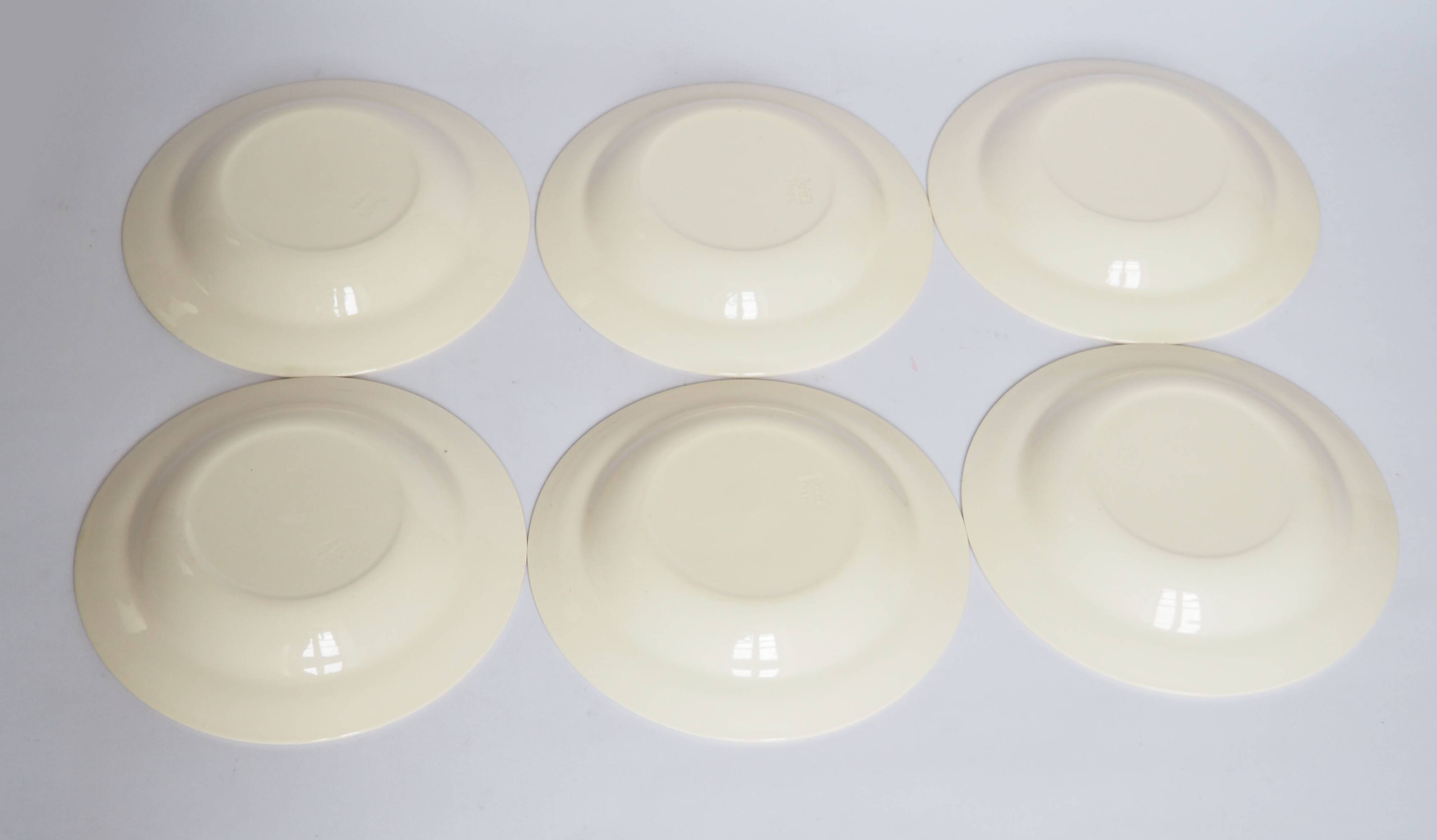 Lot 18 assiettes plates, creuses et dessert 1980