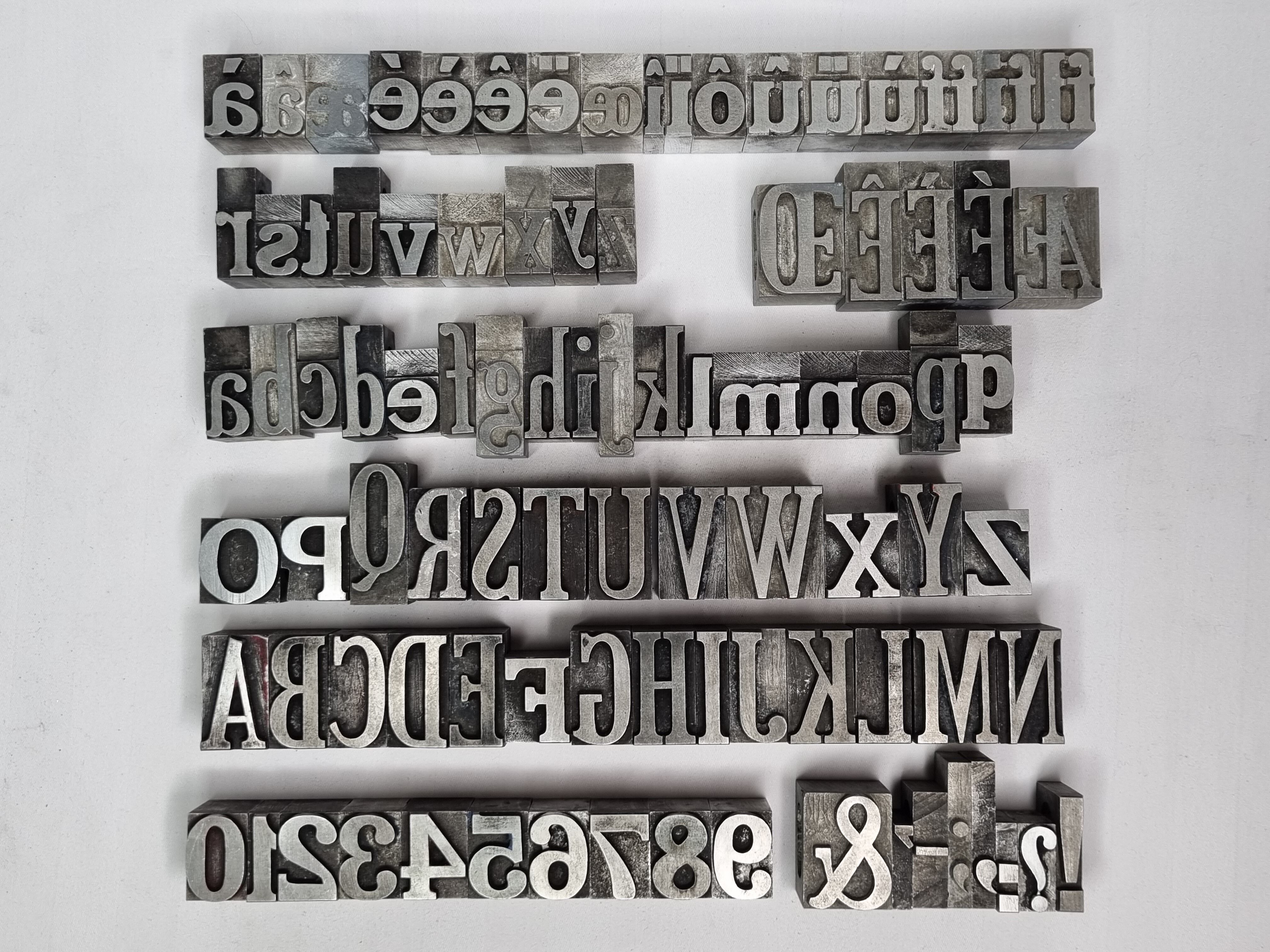 Alphabet complet et nombres anciens caractères d'imprimerie en métal, lettres imprimeur 01