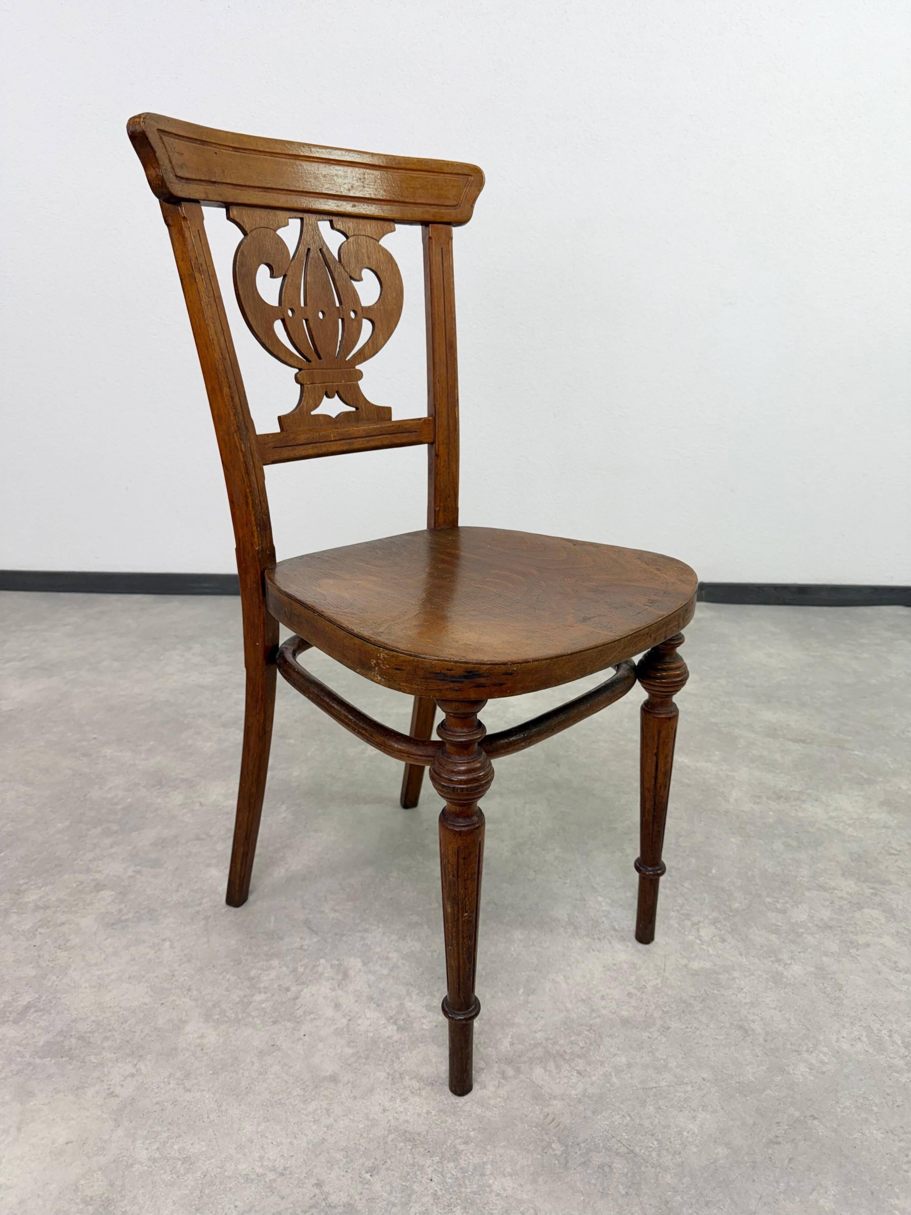 Set of Thonet bentwood dining chairs, in the Vienna Secession style, period.