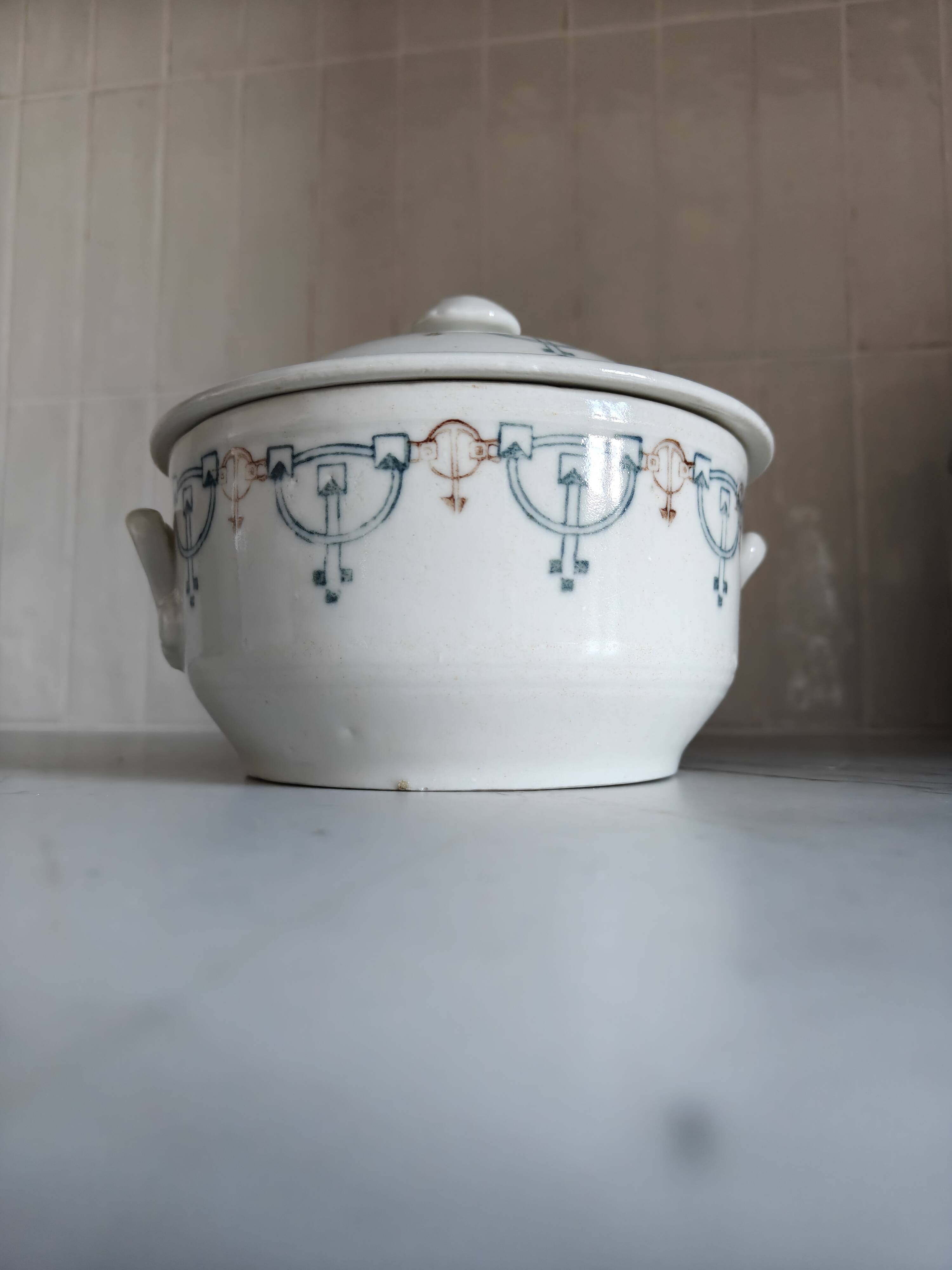 Small soup tureen