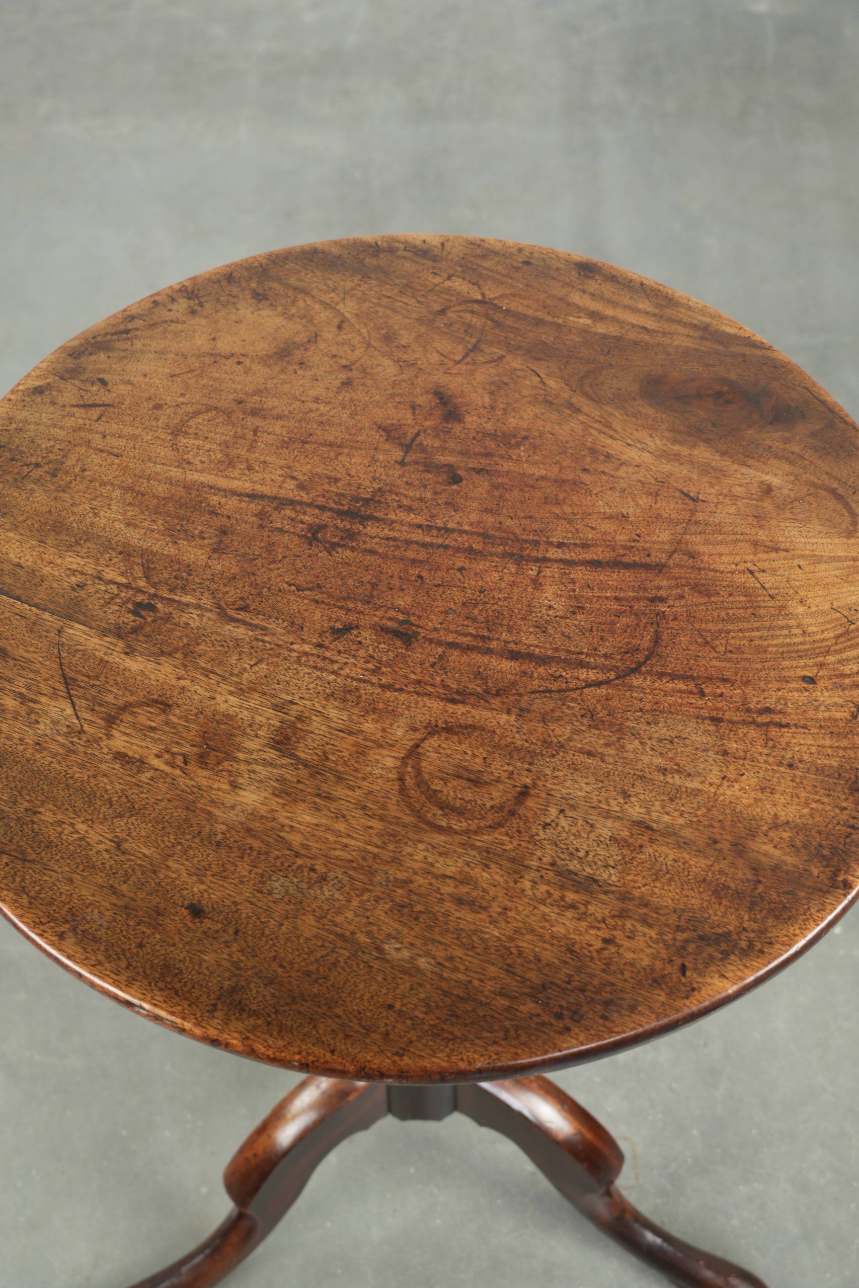 Round antique side/wine table from the late 18th century with a subtle foot
