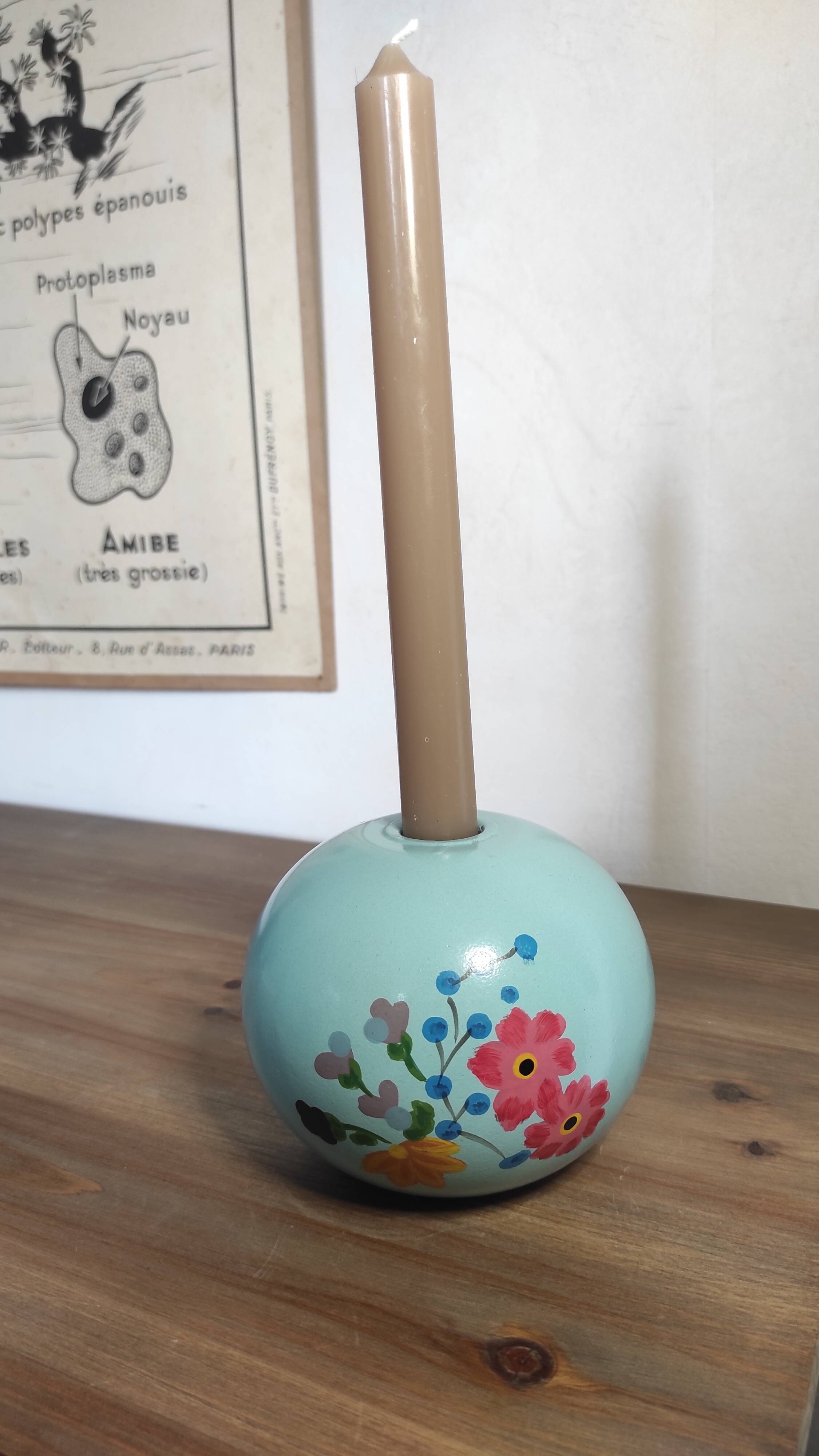 Floral candle holder in enamelled metal