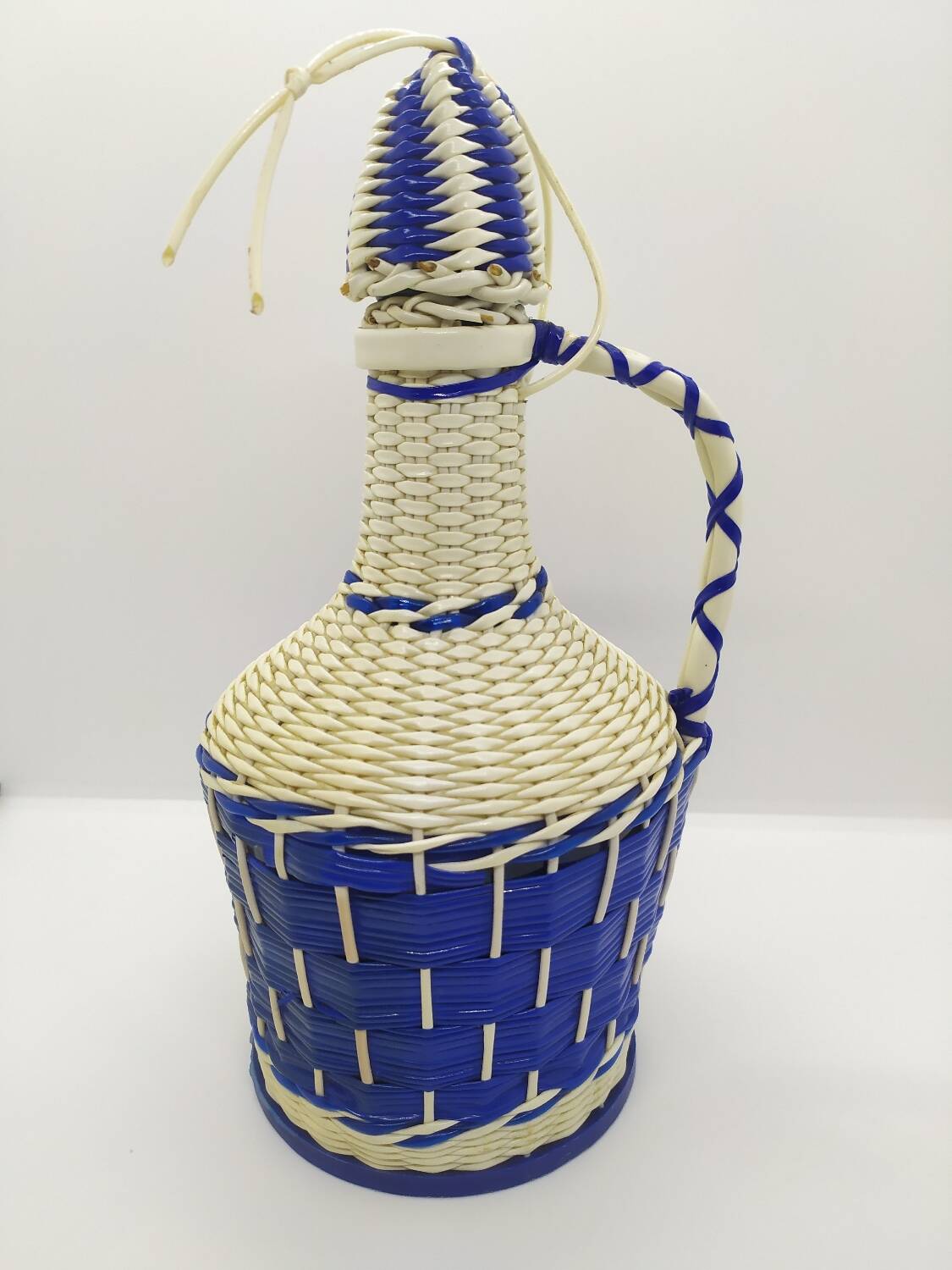 Glass bottle and scoubidou