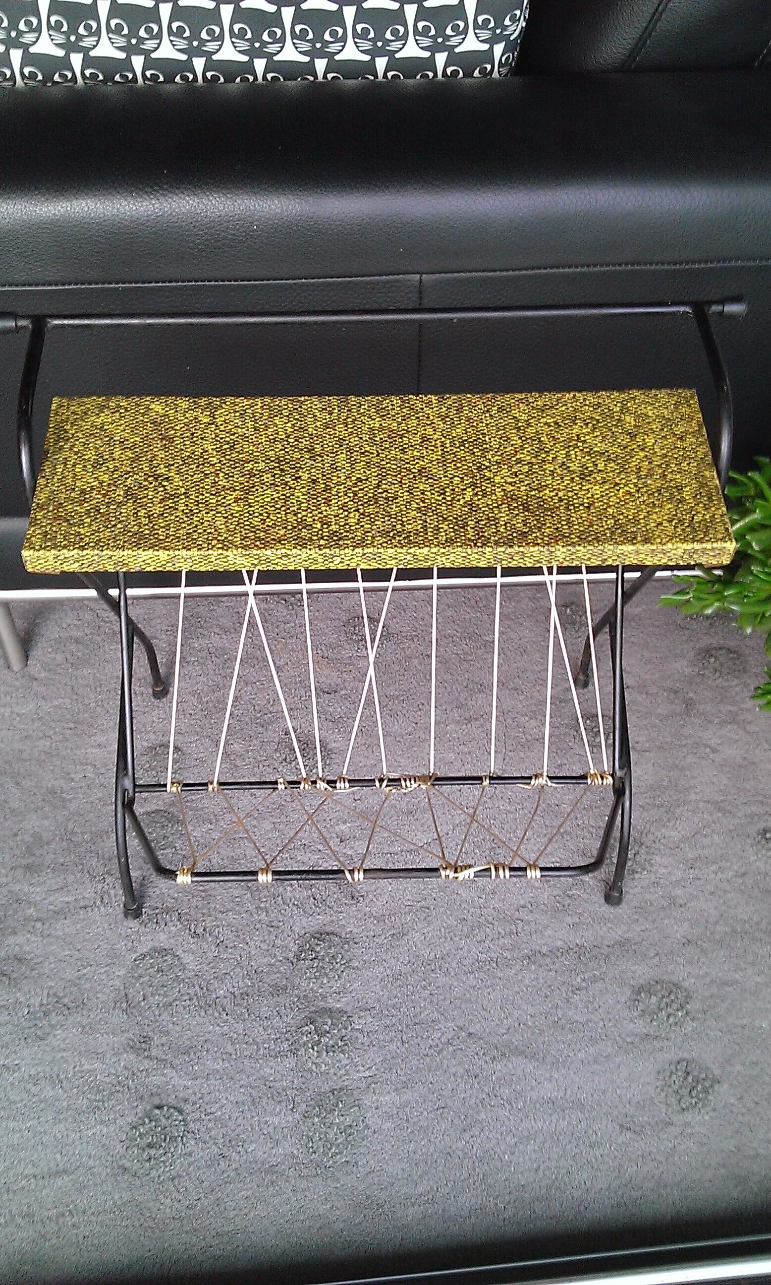 Magazine rack, in wired metal