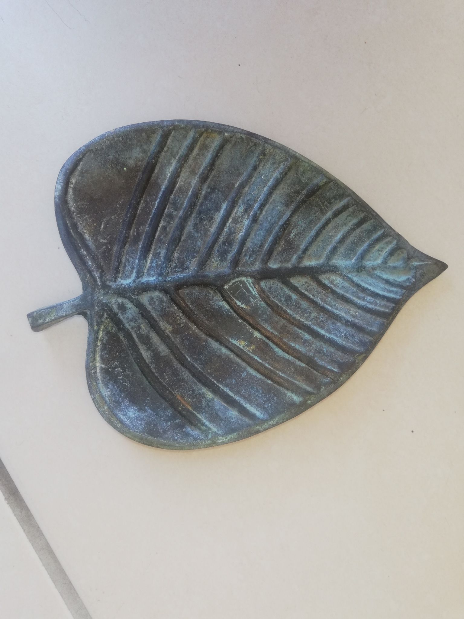 Greenish metal leaf pocket emptier