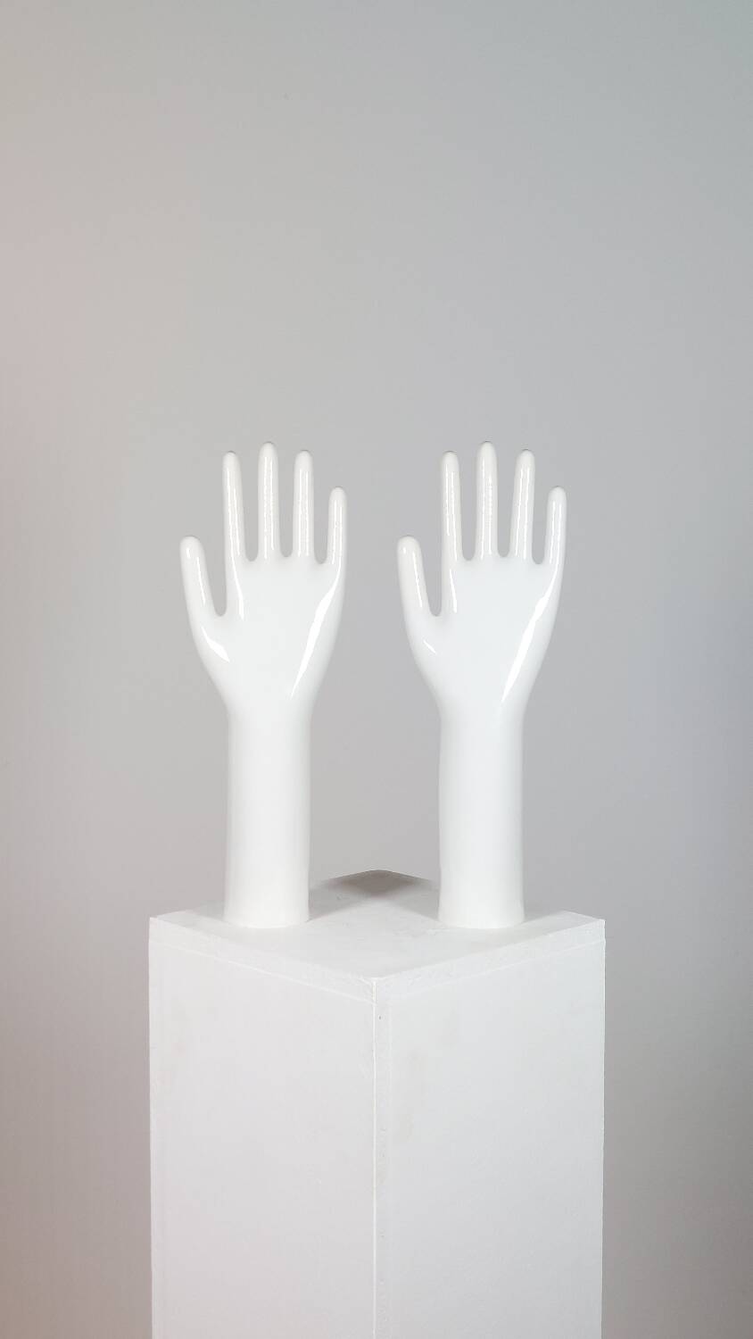 Paire de présentoirs à bijoux vintage authentiques en porcelaine industrielle représentant des mains