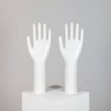 Paire de présentoirs à bijoux vintage authentiques en porcelaine industrielle représentant des mains