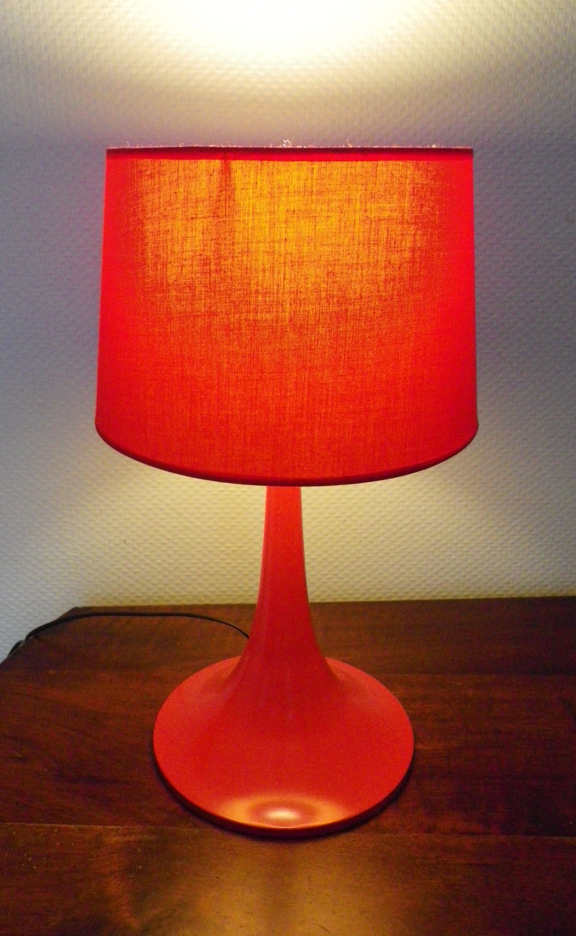 Lampe à poser, pied métal rouge, abat jour rouge, années 70