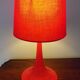 Lampe à poser, pied métal rouge, abat jour rouge, années 70
