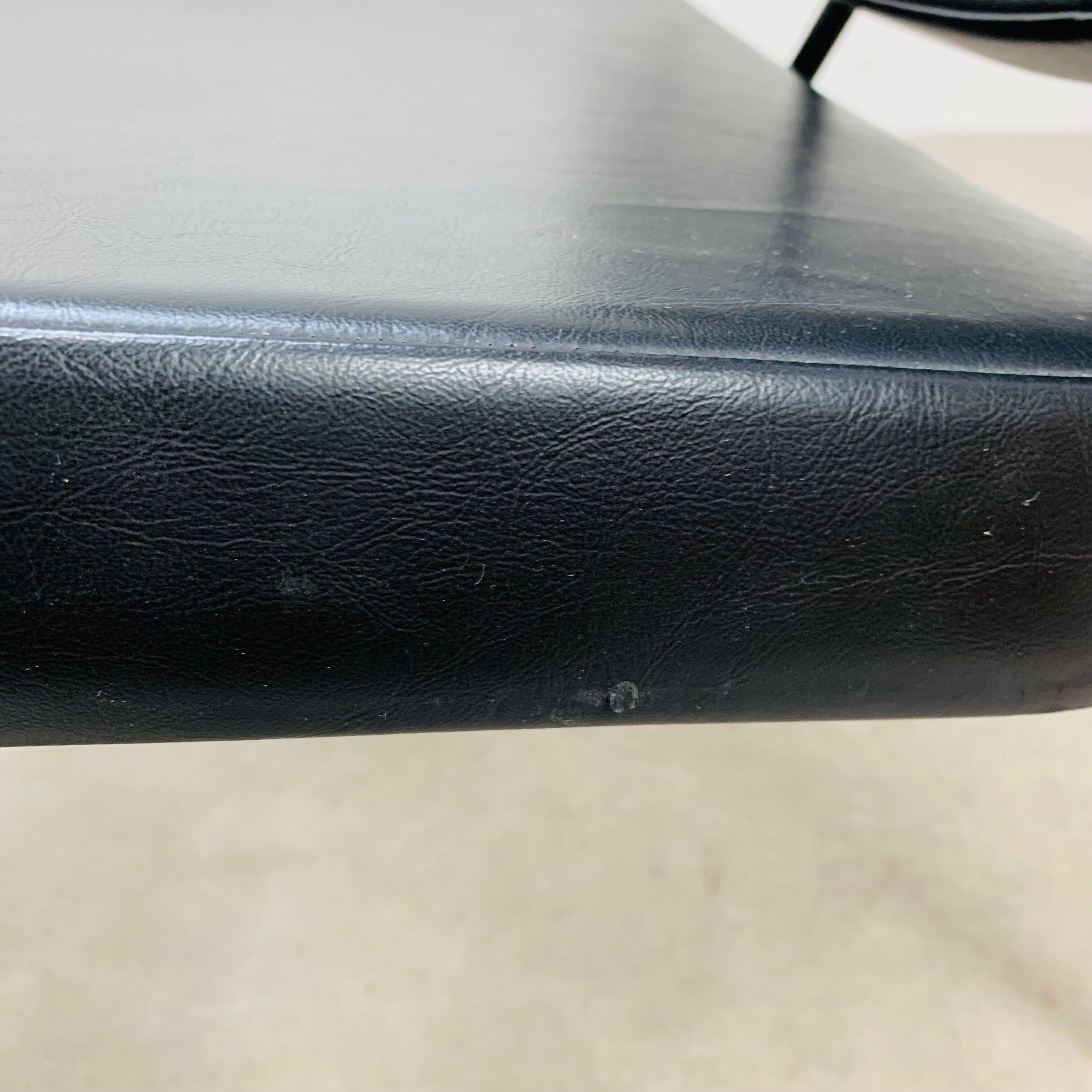 Chauffeuse CM190 Pierre Paulin pour Thonet