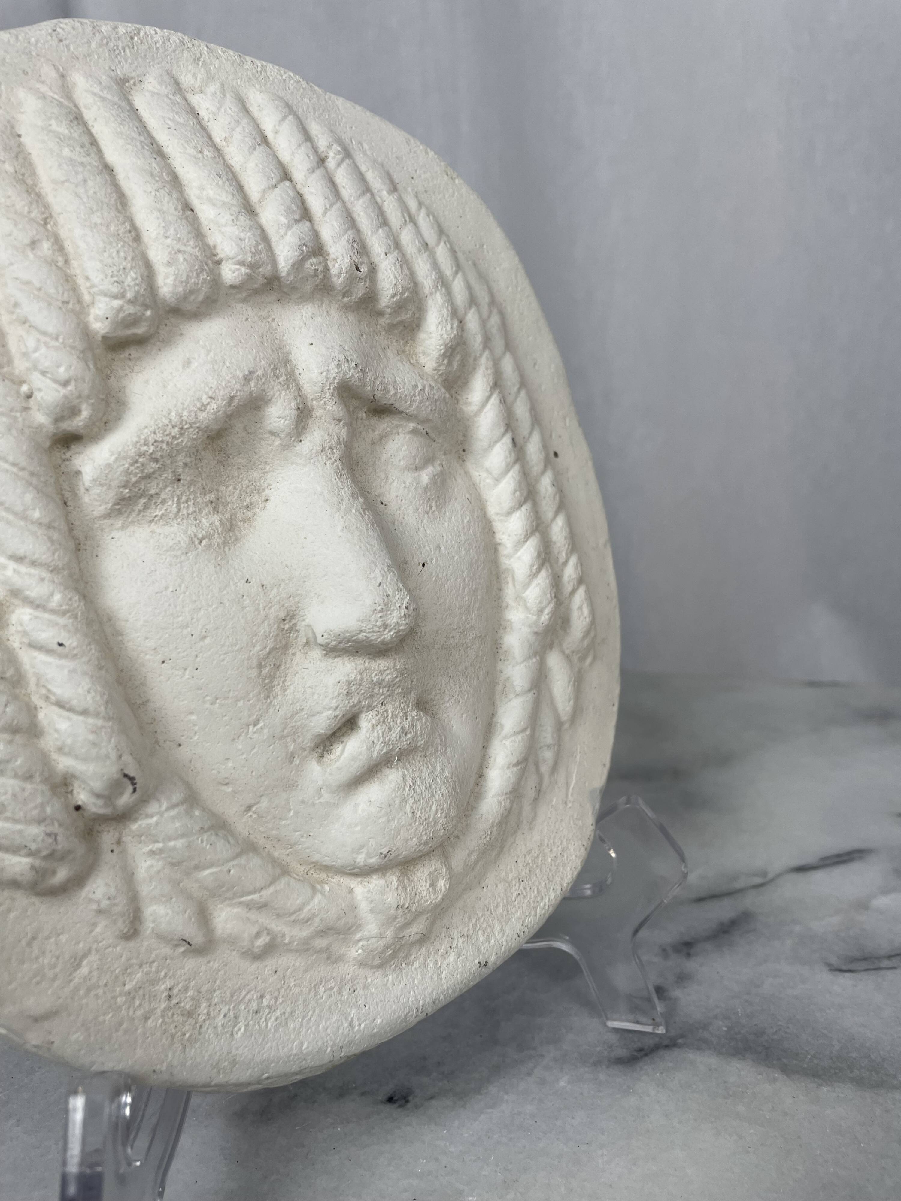 Masque de style visage en bas-relief antique