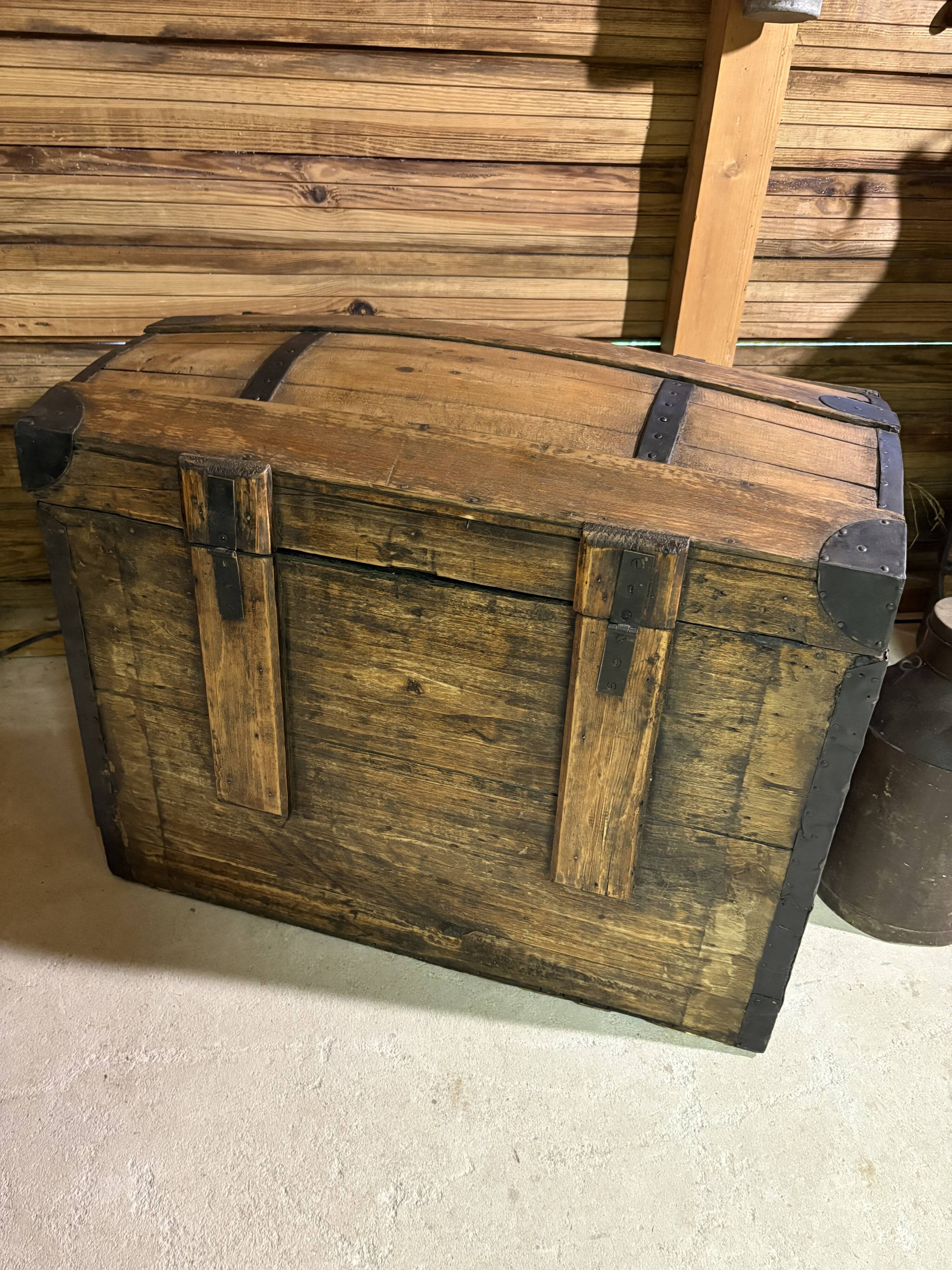 Renovated old wooden trunk – storage box / vintage decor